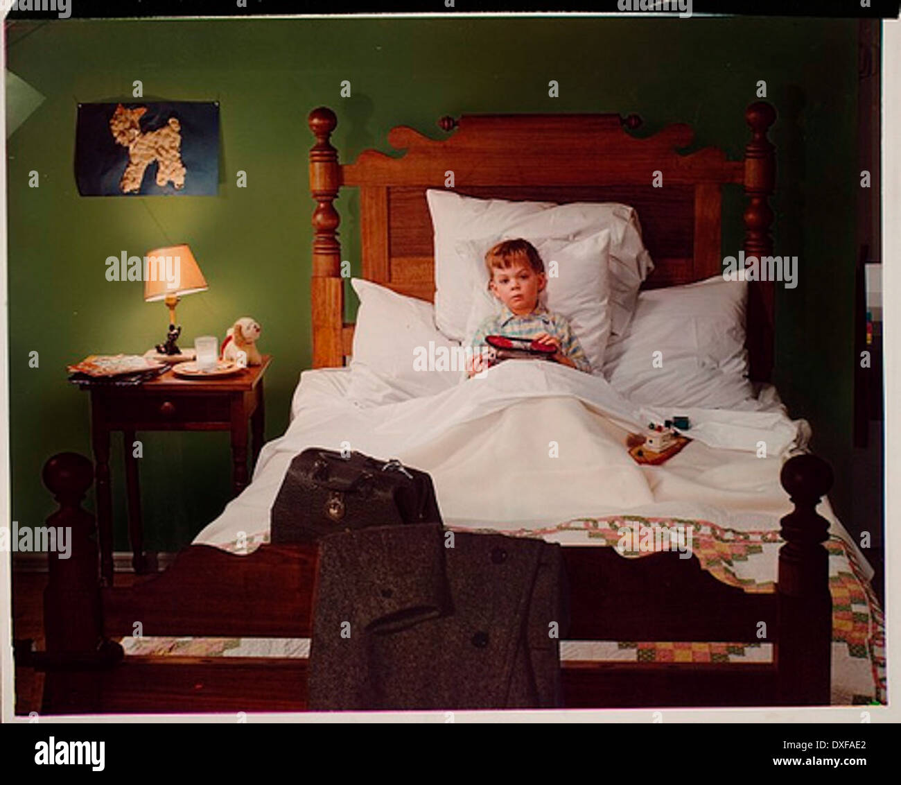 Eine Vintage-Werbung mit einem Jungen im Bett, die eine Versicherungsanzeige aus einer vergangenen Ära illustriert. Das Bild spiegelt die Werbetechniken des frühen 20. Jahrhunderts und die Rolle der Versicherung im täglichen Leben wider. Stockfoto