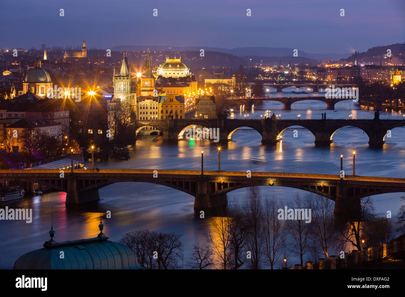 Manes, Charles und Legion Brücken über die Moldau in der Abenddämmerung, die Altstadt auf der linken Seite, Prag, Tschechische Republik Stockfoto