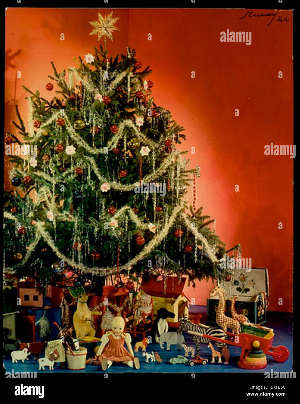 Das Titelblatt des McCall Homemaking Magazins aus der Mitte des 20. Jahrhunderts zeigt einen festlichen Weihnachtsbaum, der den Fokus des Magazins auf Wohnkultur, Lifestyle und saisonale Feierlichkeiten verdeutlicht. Diese Vintage-Hülle spiegelt den traditionellen Ansatz des Familien- und Privatlebens während der Weihnachtszeit wider. Stockfoto