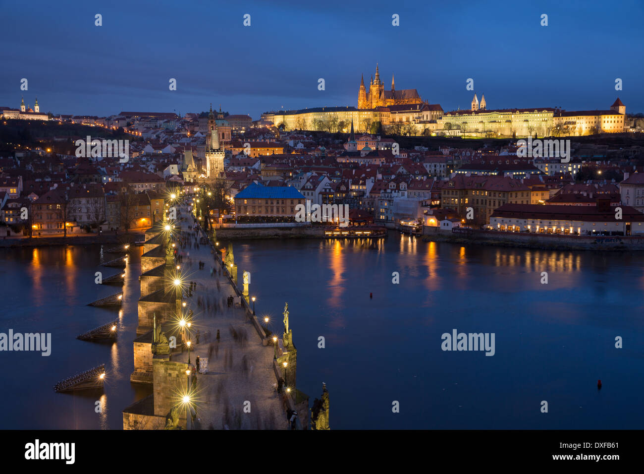 die Karlsbrücke über die Moldau in der Dämmerung mit der Burg und St. Vitus Kathedrale über Prag Tschechische Republik Stockfoto