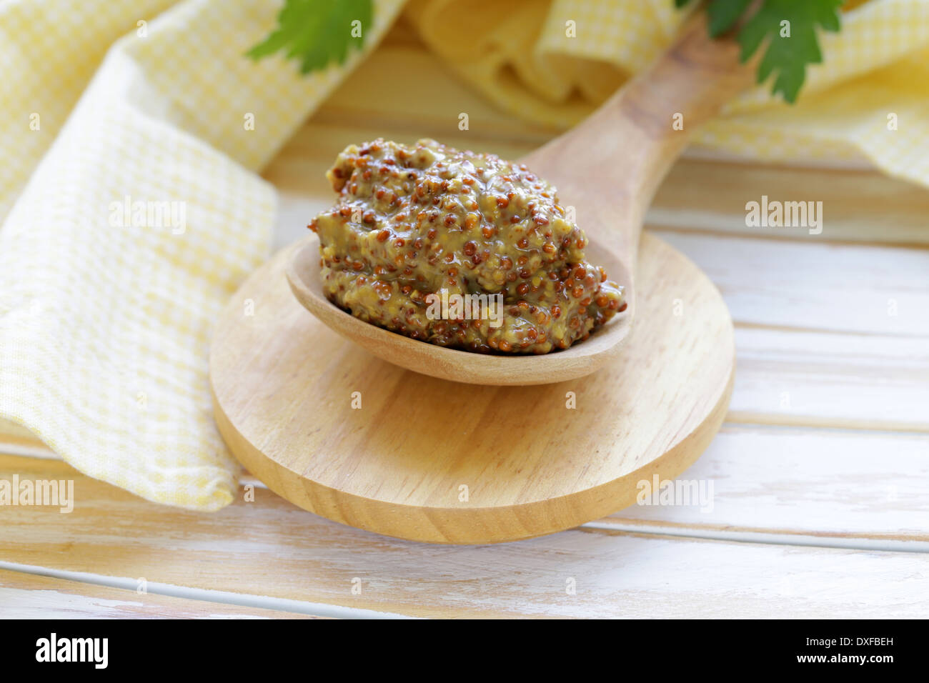Traditionelle Dijon-Senf in einem Holzlöffel Stockfoto