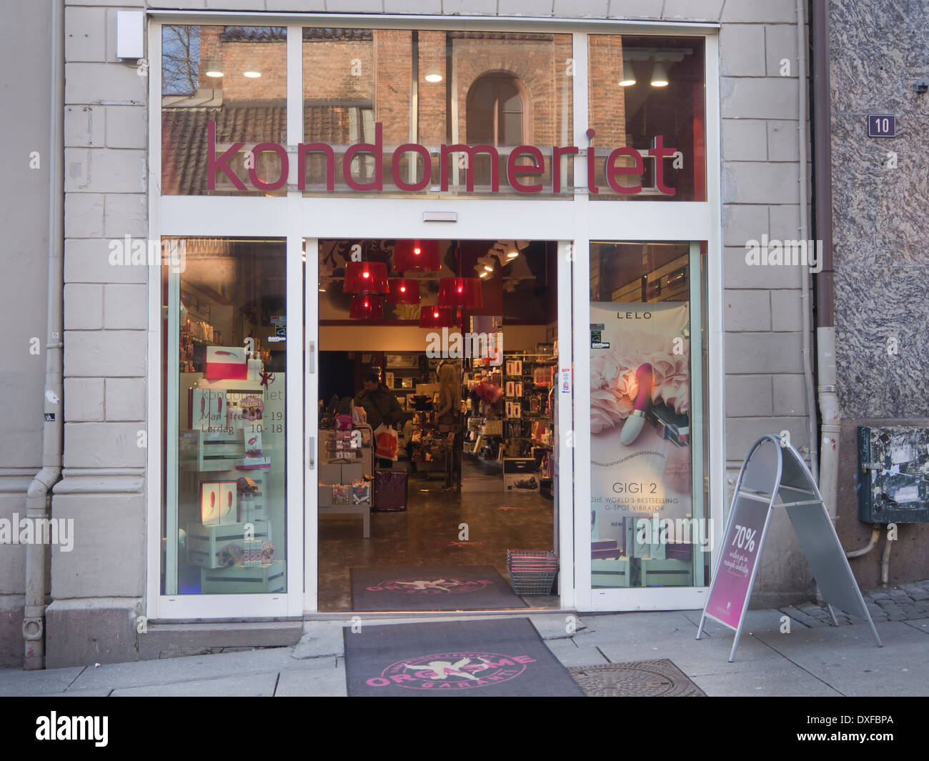 Kondomeriet, ein Geschft in der Karl Johans Street in central Oslo Norway  bietet Sex Spielzeug Kondome und zugehrige Artikel Stockfotografie - Alamy