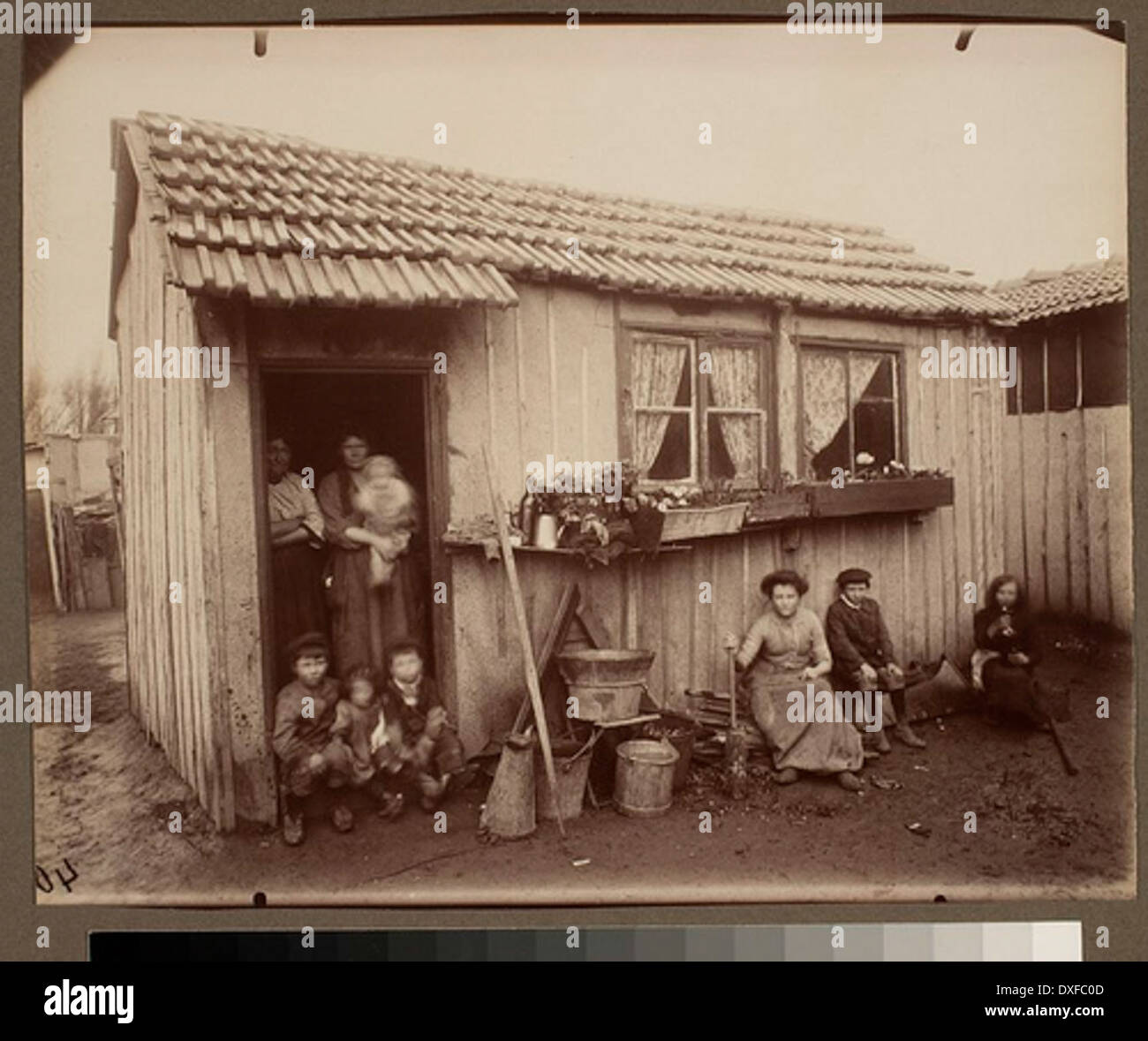 Dieses Foto zeigt die Porte d'Italie, eine wichtige historische Stätte in Paris. Sie dokumentiert den Bereich der Befestigungen, die abgerissen werden sollten, und hebt die traditionellen „Chiffonniers“ (Ragpickers) hervor, die einst in der Gegend arbeiteten. Stockfoto