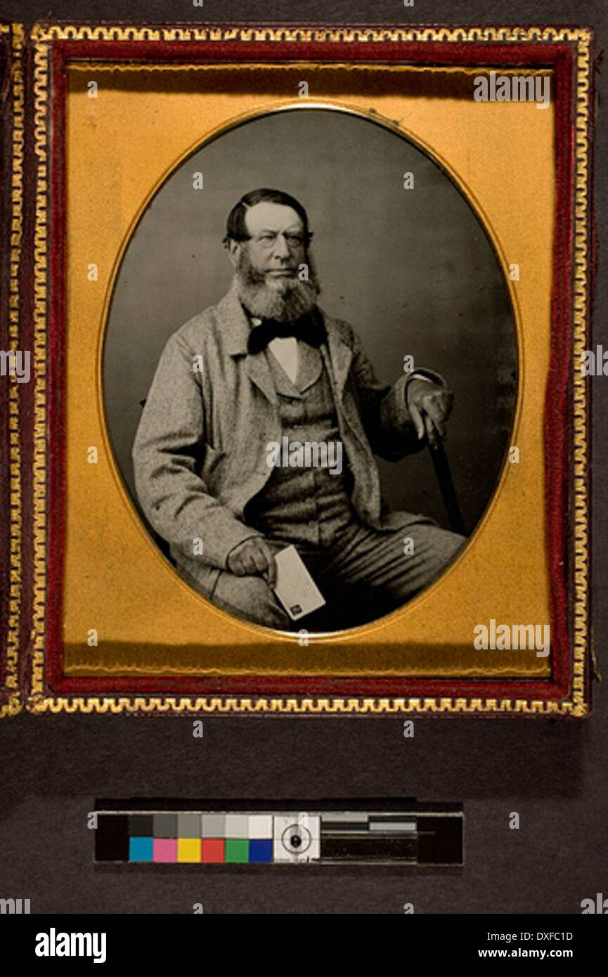 Porträt eines sitzenden Mannes mit frankierten Umschlag Porträt eines sitzenden Mannes hält gestempelt Rückumschlag Stockfoto