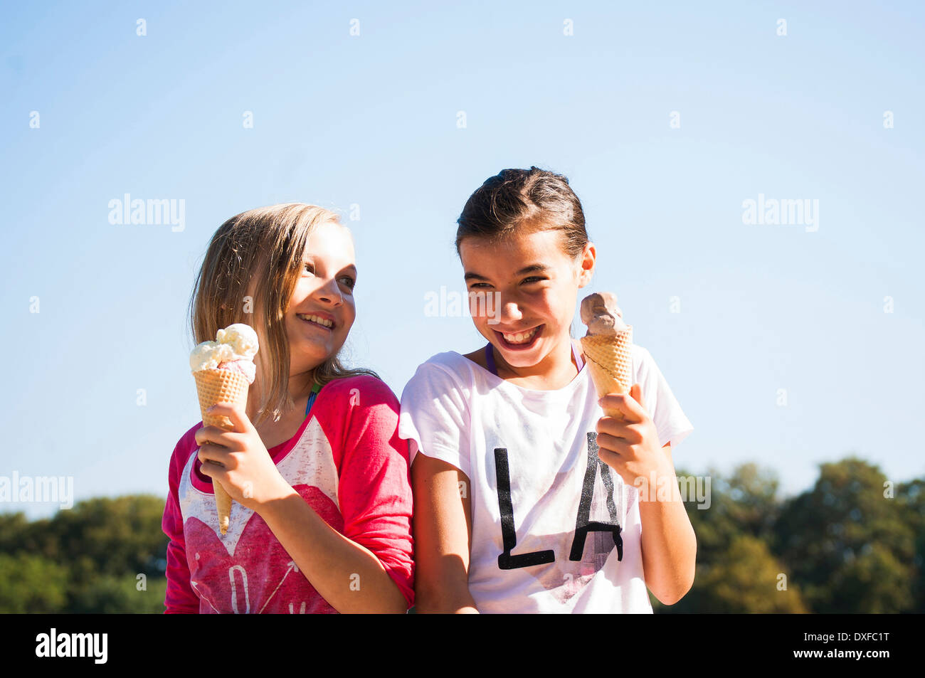 Mädchen essen Eiscreme-Kegel, Lampertheim, Hessen, Deutschland Stockfoto