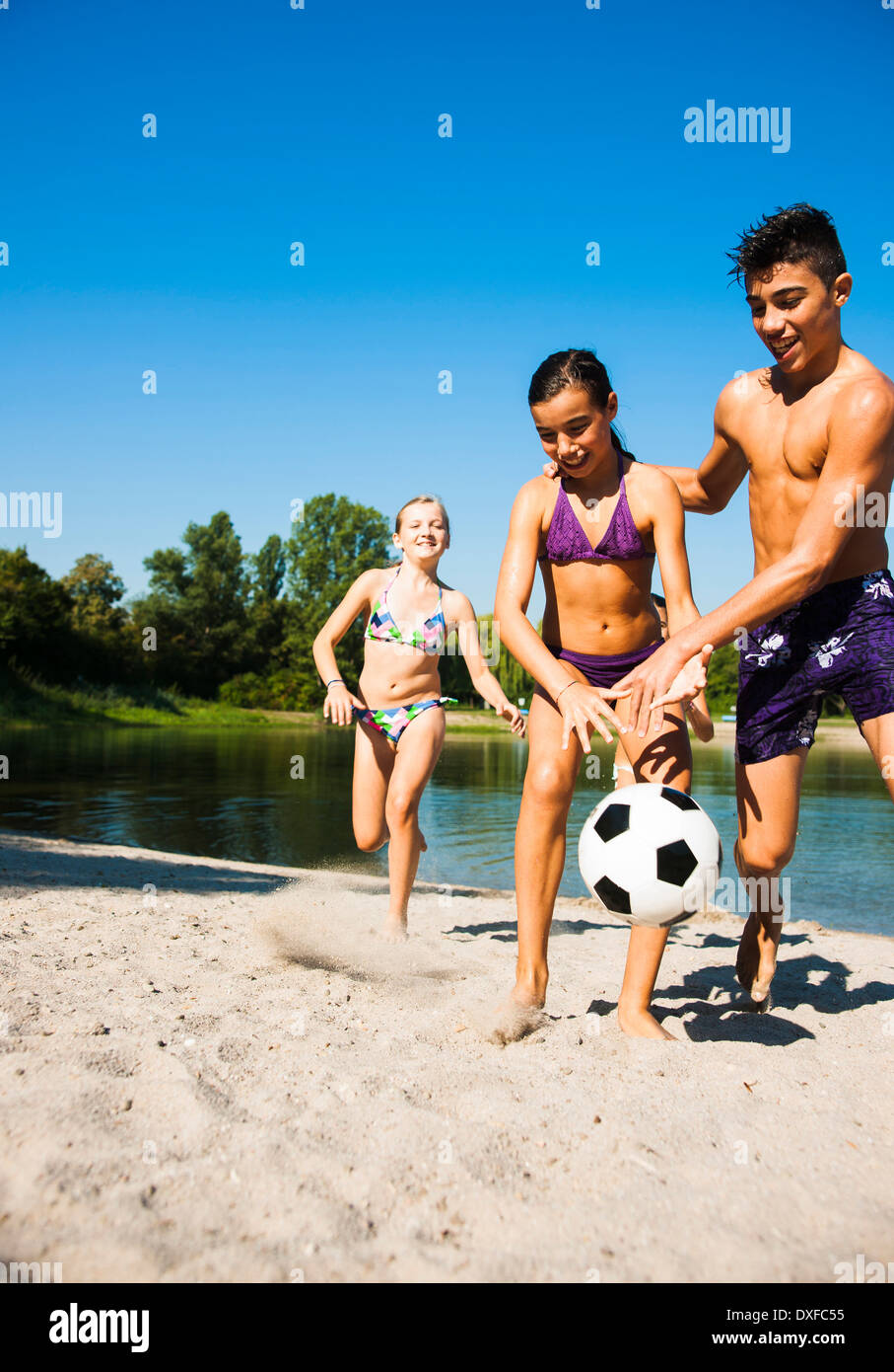 Kinder Spielen Fußball Am Strand See Lampertheim Hessen Deutschland Stockfotografie Alamy