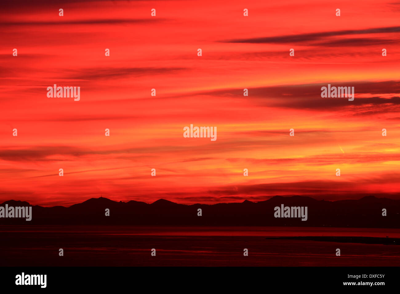 Roter Himmel bei Sonnenuntergang Stockfoto