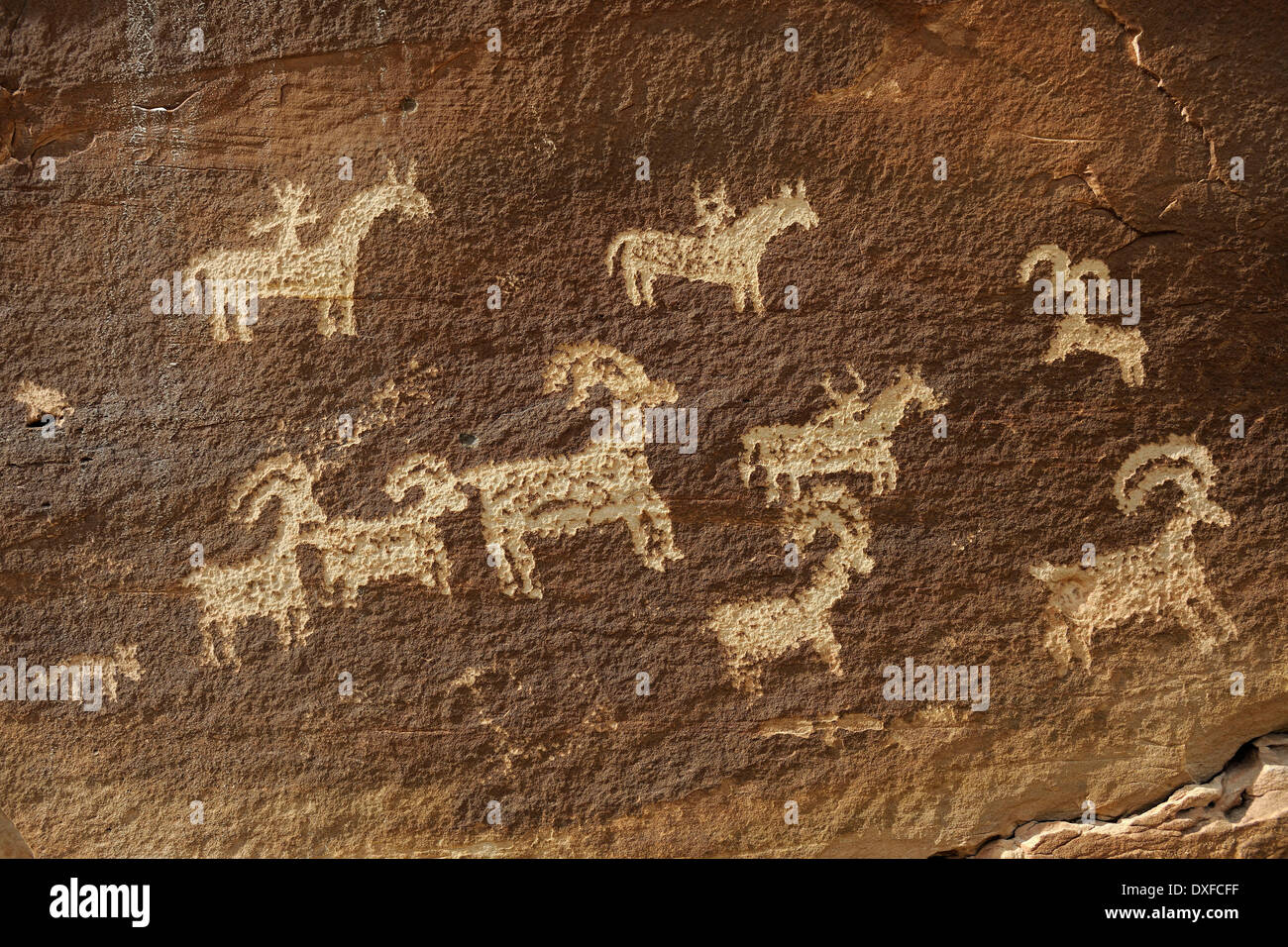 Petroglyphen der amerikanischen Ureinwohner, etwa 1500 Jahre alt, in der Nähe von Wolf Ranch, Arches-Nationalpark, Utah, USA Stockfoto