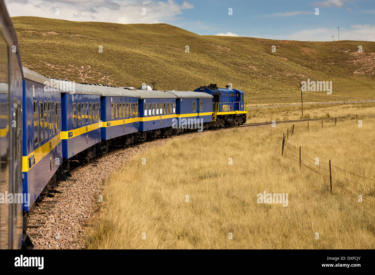 Zug von Cuzco über den Altiplano nach Puno und Titicacasee im Süden Perus. Stockfoto