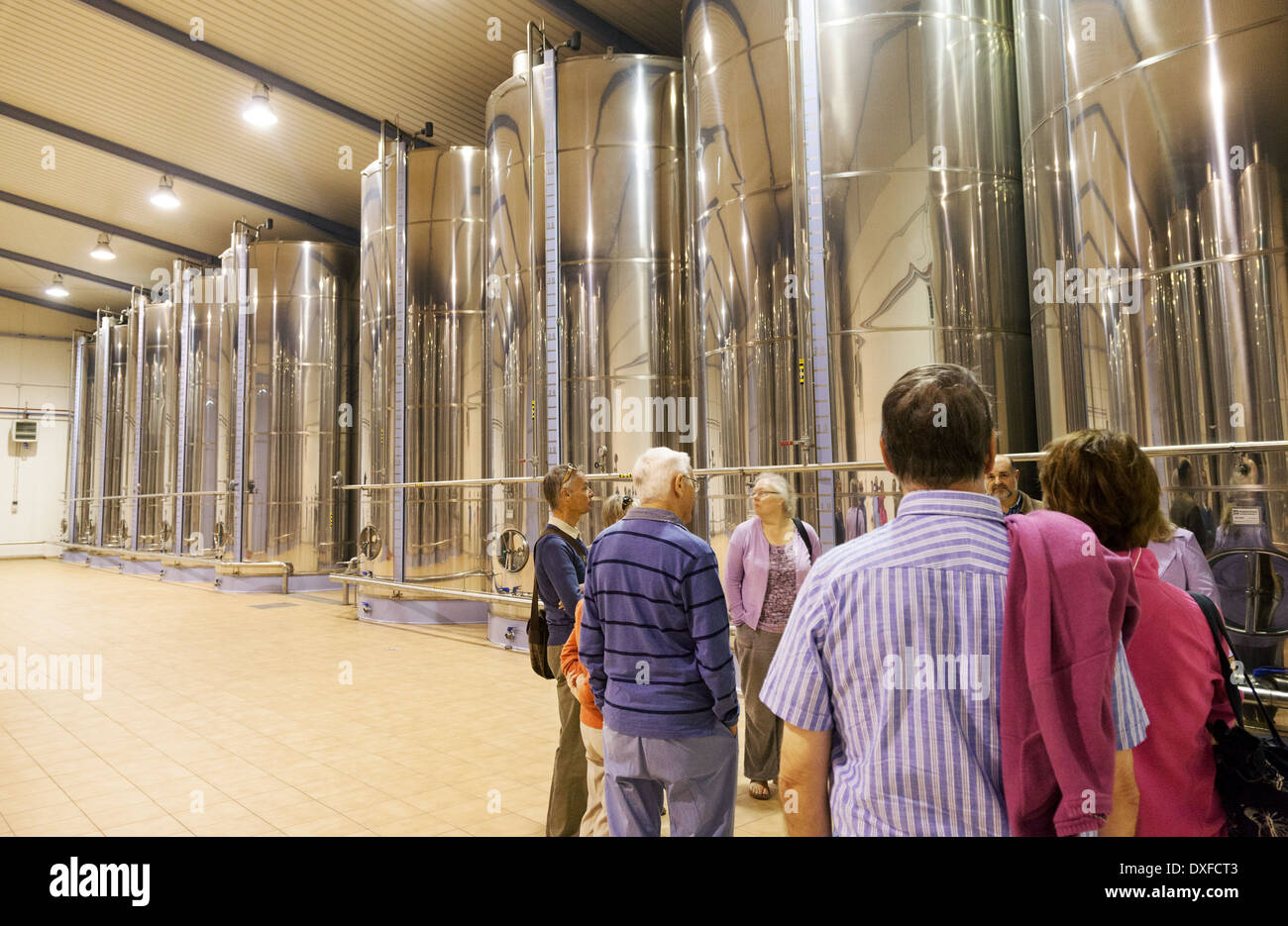 Touristen auf einer geführten Tour von einem Olivenöl Produktion Fabrik, Almeria, Andalusien, Spanien, Europa Stockfoto