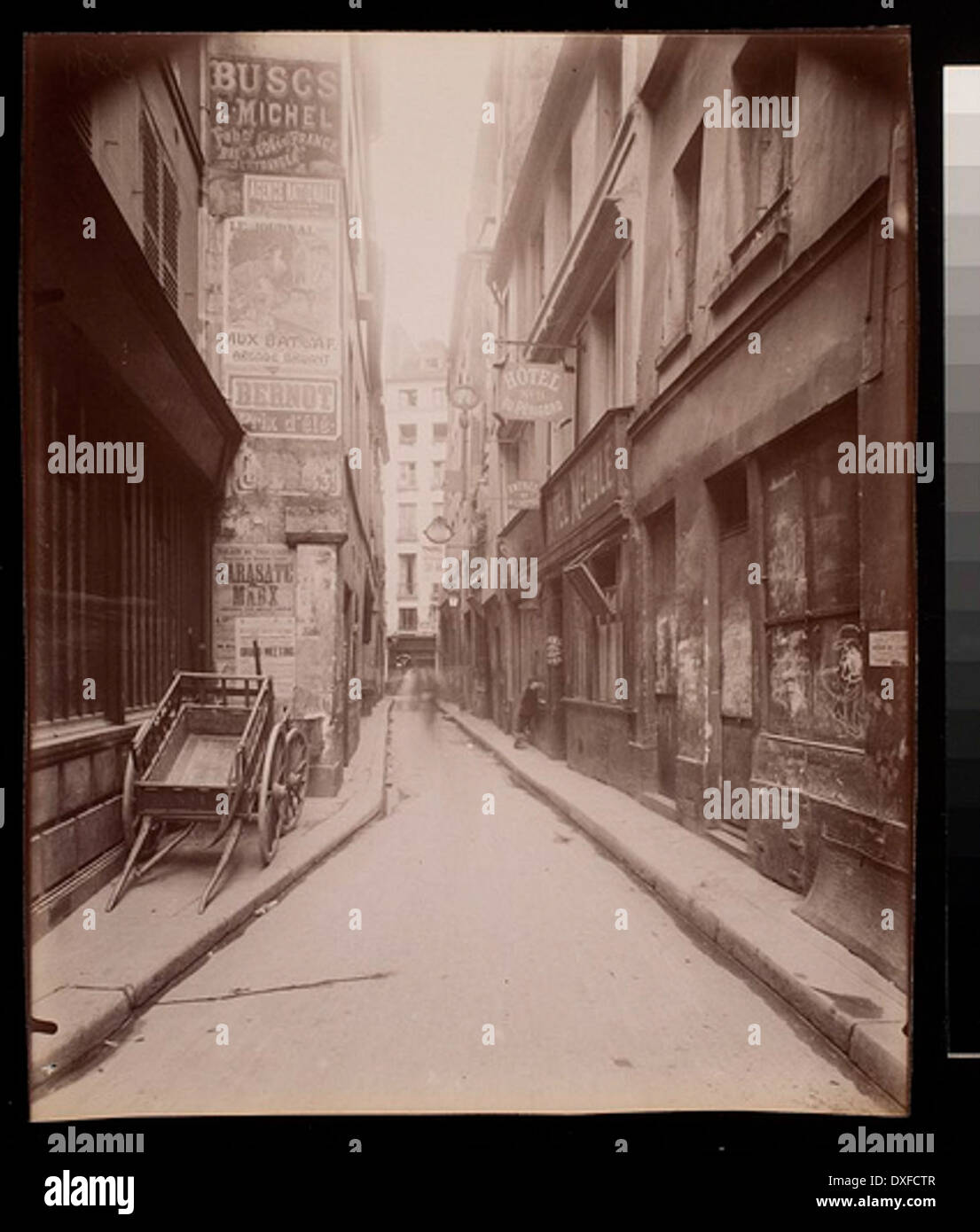 Ein Vintage-Foto der Rue des Etuves im 4. Arrondissement von Paris, das den historischen Charme der Gegend mit ihren engen Gassen und der klassischen Pariser Architektur aus der Vergangenheit veranschaulicht. Stockfoto