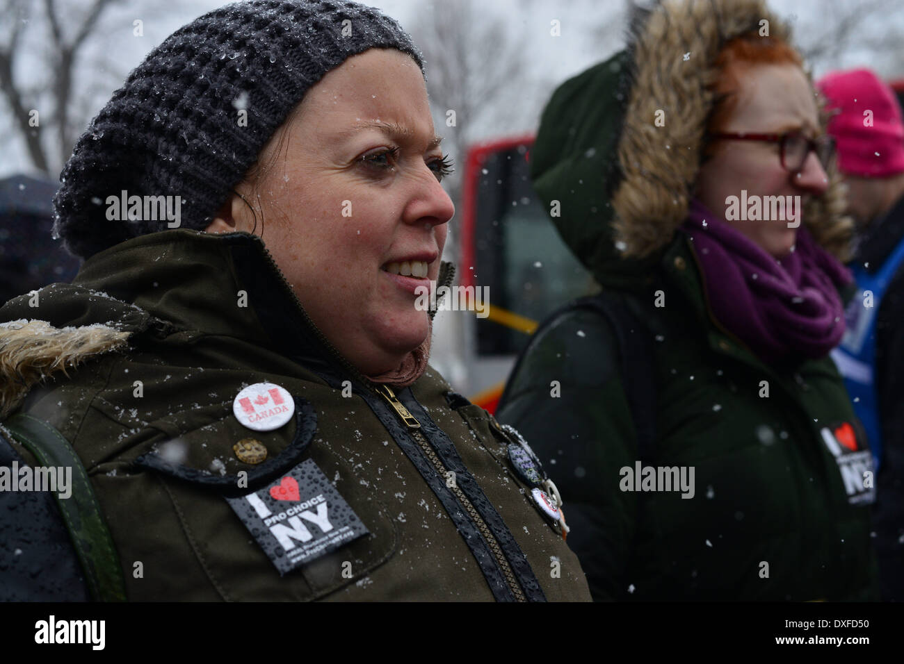 Washington, District Of Columbia, Vereinigte Staaten, USA. 25. März 2014. JOHANNA BON aus New York, schließt sich NARAL und andere pro-Wahl-Demonstranten als Befürworter Rallye zum Schutz der Religionsfreiheit auf den Stufen des Obersten US-Gerichtshofes Dienstag, als der Richter gehört Argumente, ob die neuen Gesundheitsgesetz Konzerne zur Empfängnisverhütung in ihre Gesundheitspläne zu verweigern, wenn die Unternehmen Eigentümer religiöse Bedenken haben erlauben sollte. Der Fall betrifft insbesondere Hobby Lobby, ein Unternehmen, dessen Besitzer sagen, dass diese ihr Unternehmen basierend auf christlichen Grundsätzen ausgeführt. Bildnachweis: Miguel Juarez Lugo/ZUMAPRESS.com/Alamy Live-Nachrichten Stockfoto