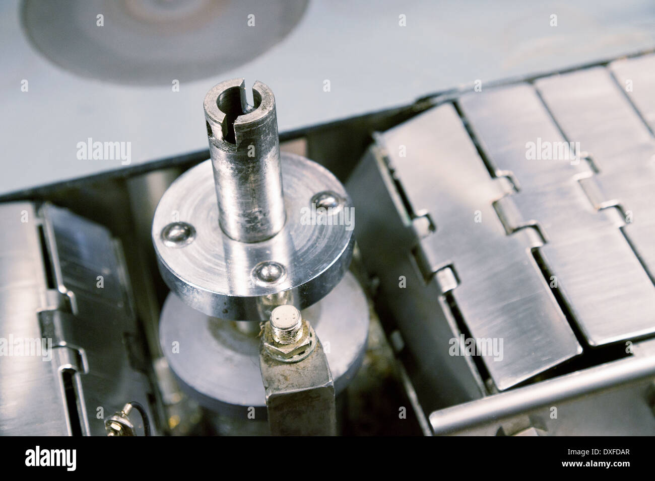 Werksmaschine - Großaufnahme einer Metallfabrik Maschine Stockfoto