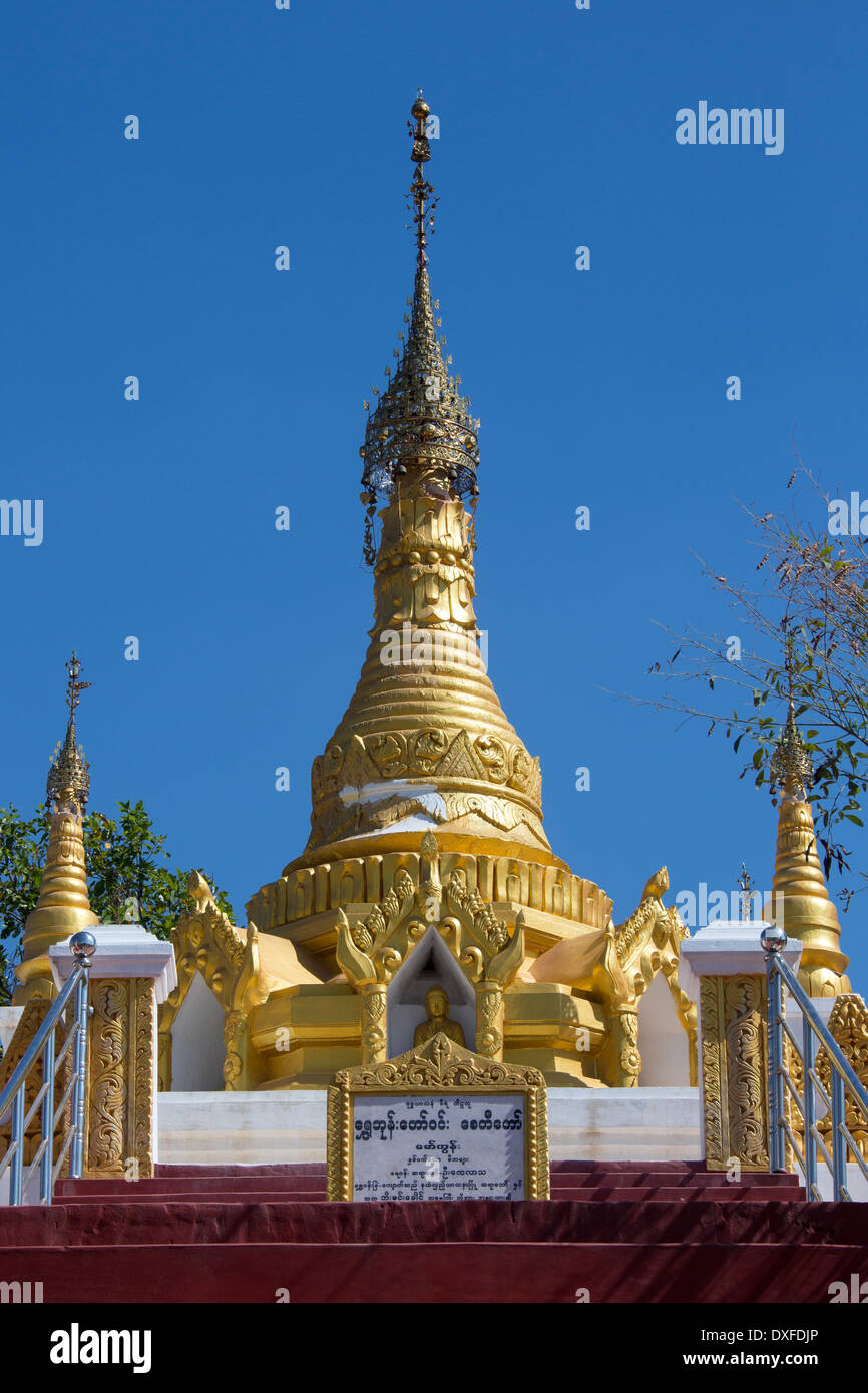 Eine buddhistische Stupa nur wenige Kilometer vom Mount Popa in der Mandalay-Division von Myanmar. Stockfoto