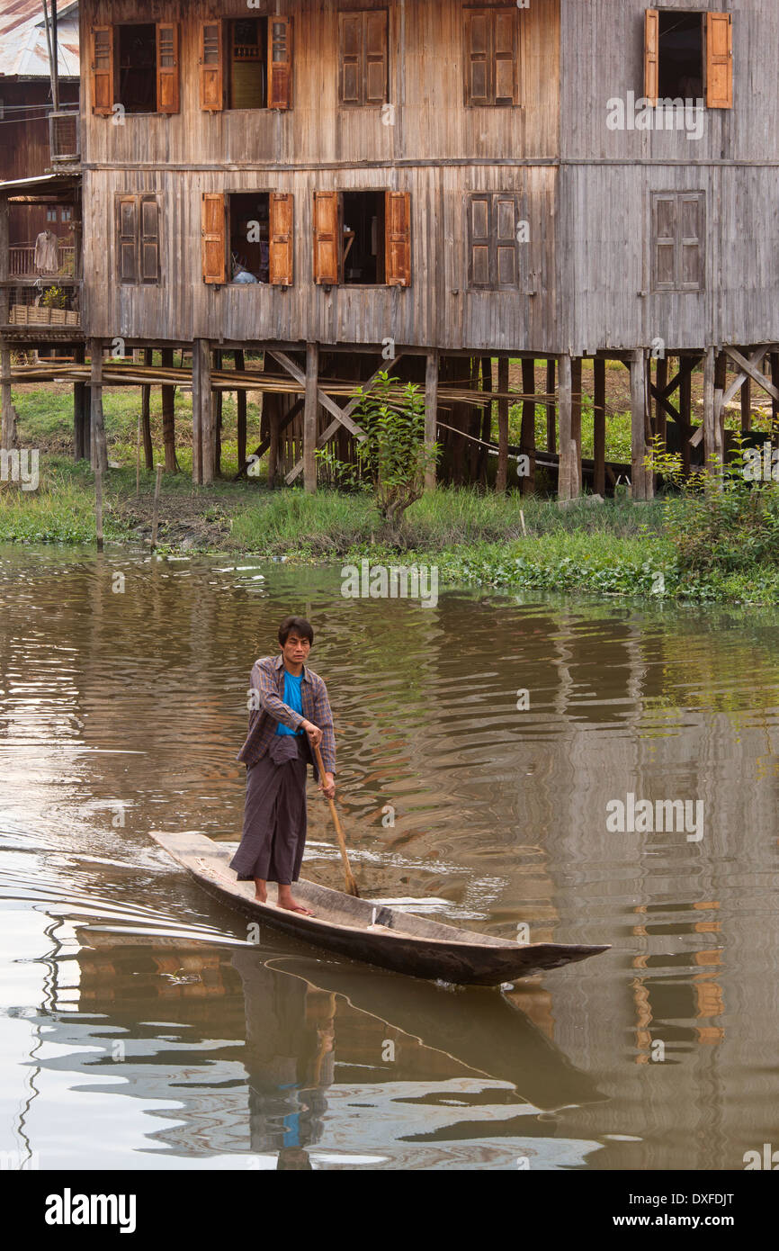 Dorf auf einer kleinen Insel am Inle-See im Shan-Staat im zentralen Myanmar (Burma). Stockfoto