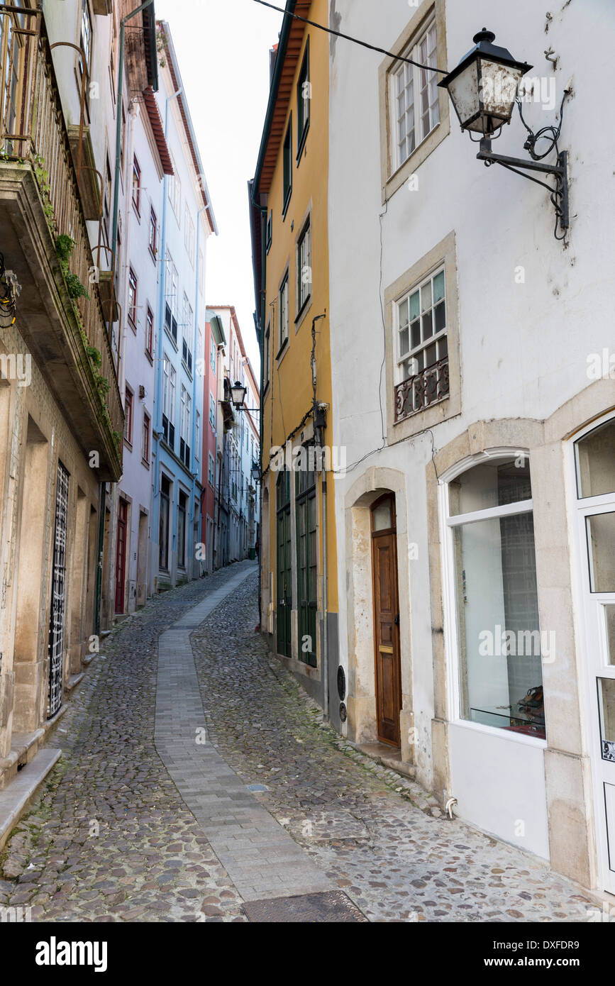 eine typische schmale Gasse in Coimbra, Portugal Stockfoto