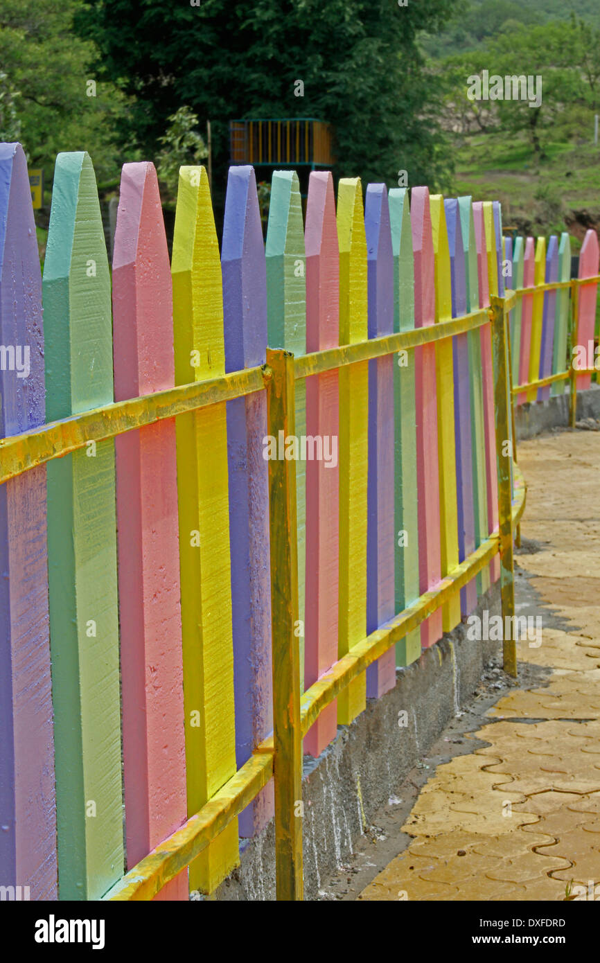 Bunte hölzerne Verbindung, Wand in einer Schule, Pune, Maharashtra, Indien Stockfoto
