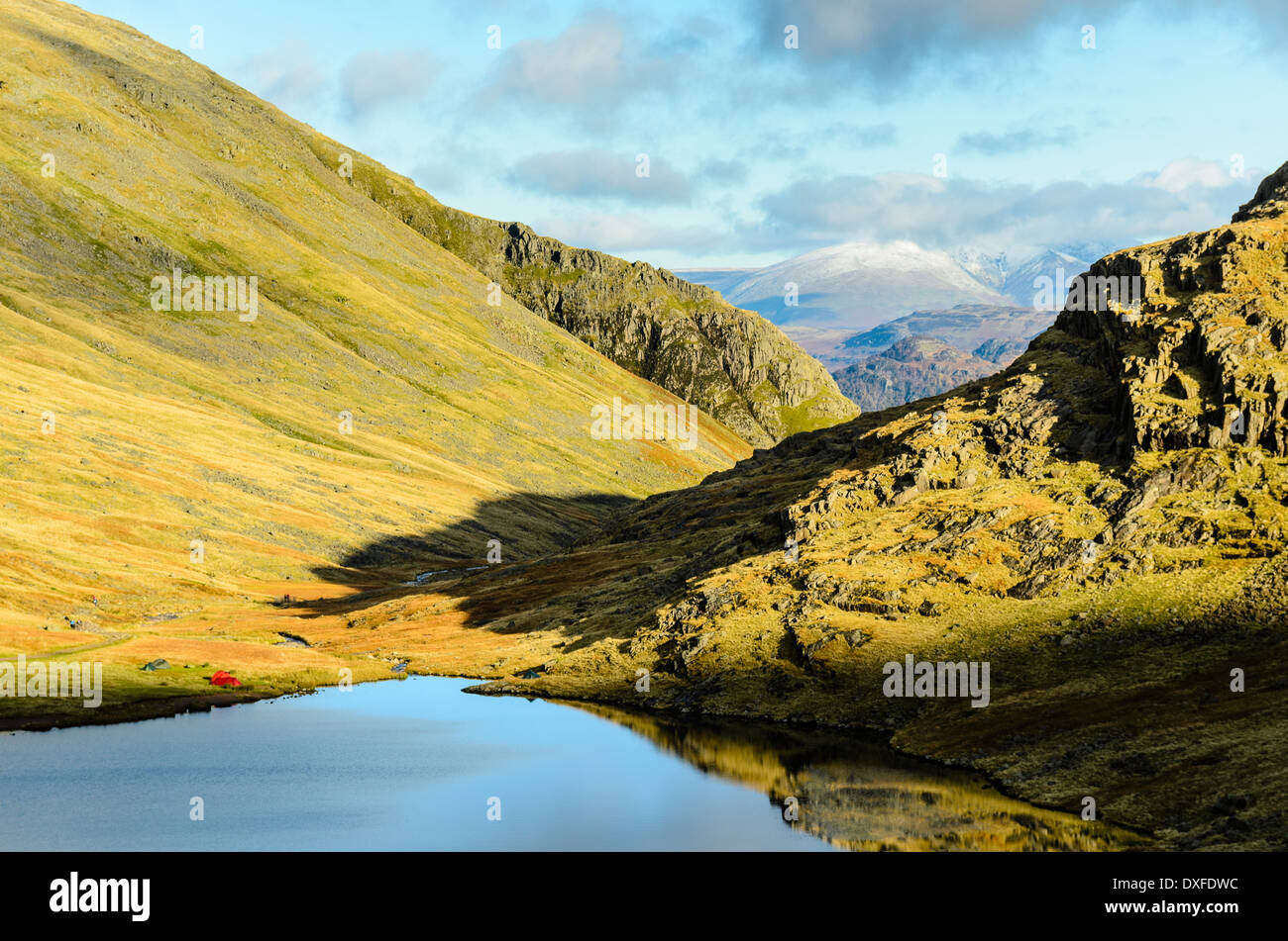 Zelte von landschaftlich Tarn im Herzen des Lake District mit entfernten Blencathra oder Saddleback in Wolke Stockfoto