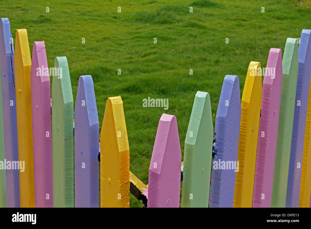 Bunte hölzerne Verbindung, Wand in einer Schule, Pune, Maharashtra, Indien Stockfoto