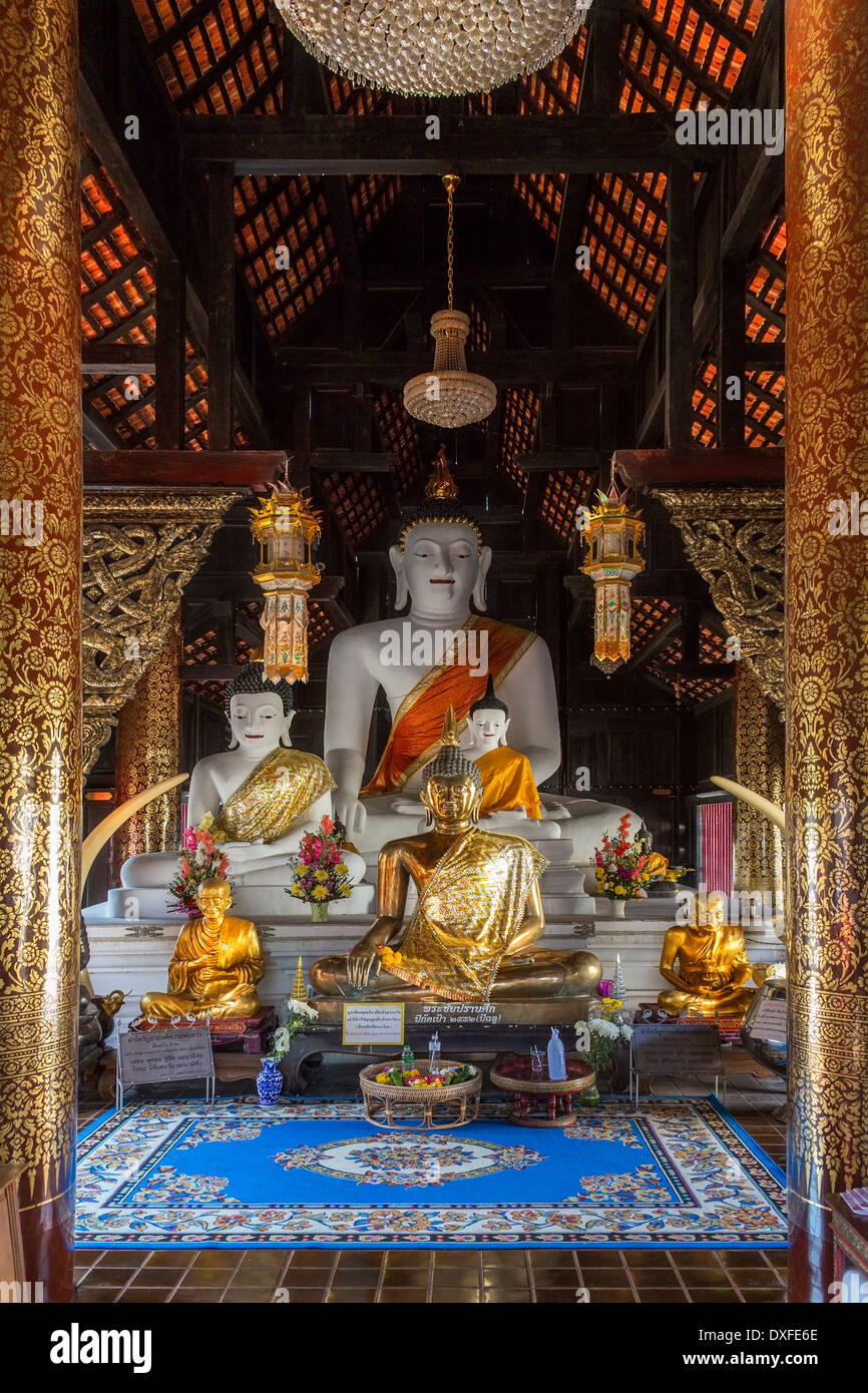Buddha Statuen im Wat Inthakhin Saduemuang in Chiang Mai im Norden Thailands. Stockfoto