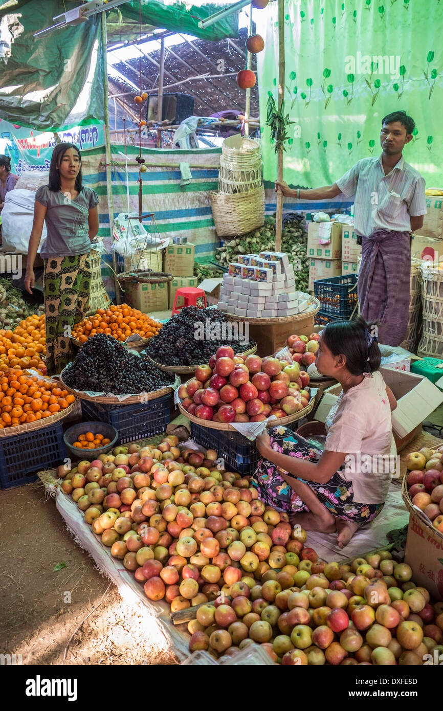 Burmesen mit Obst auf einem Marktstand in Bagan in Myanmar (Burma). Stockfoto