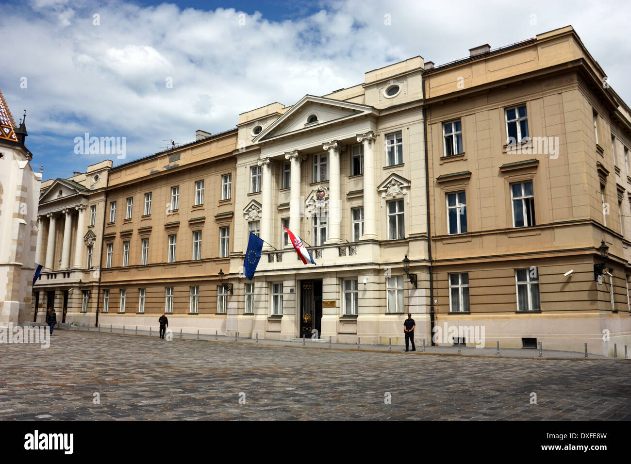 Kroatische Parlament mit Fahnen der Europäischen Union und Kroatien. Stockfoto