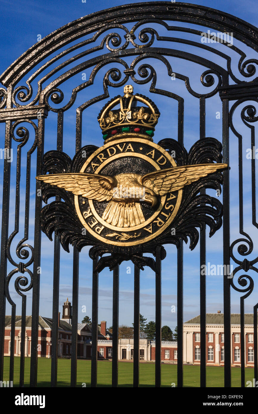 Nahaufnahme der Hochschule Gates in RAF Cranwell Lincolnshire, Großbritannien Stockfoto