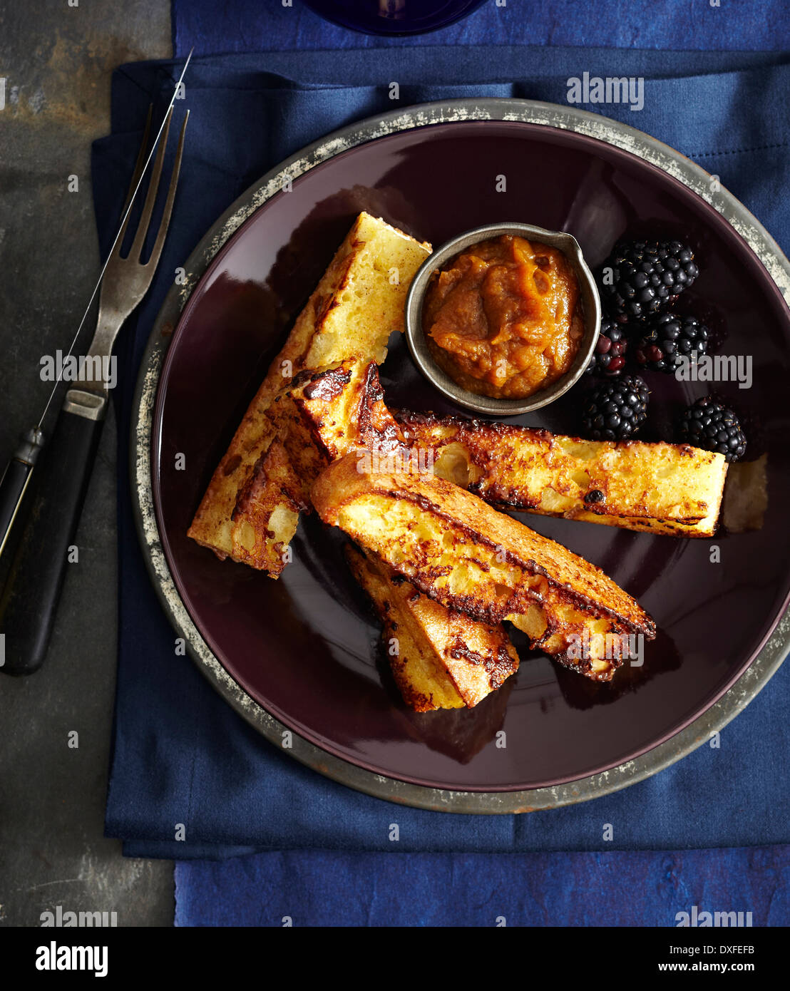 Ahorn-Kürbis-Butter und French Toast auf Teller, Studio gedreht Stockfoto