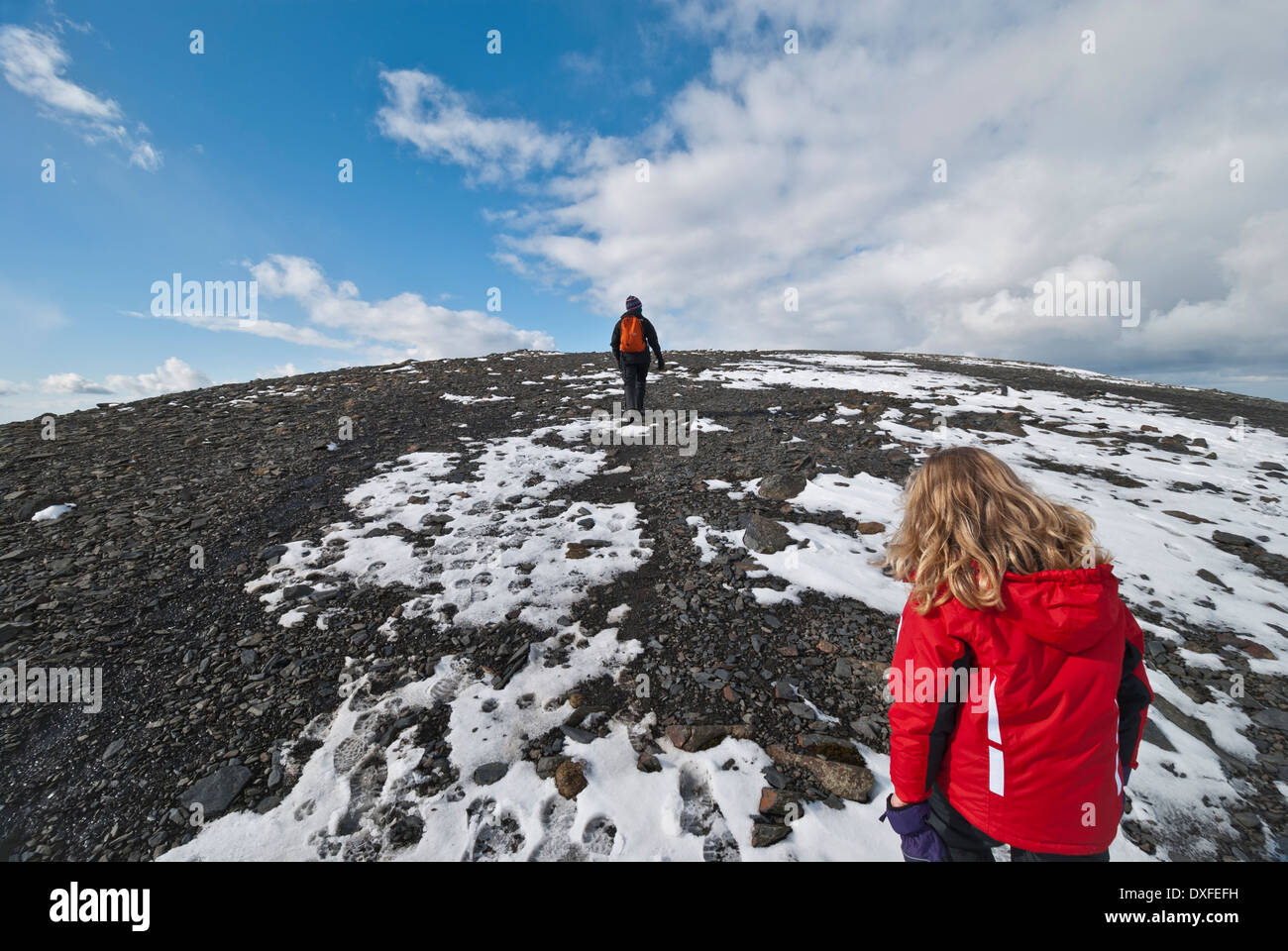 Weibliche Walker mit Kind auf Skiddaw Gipfel im Rückstand. Stockfoto