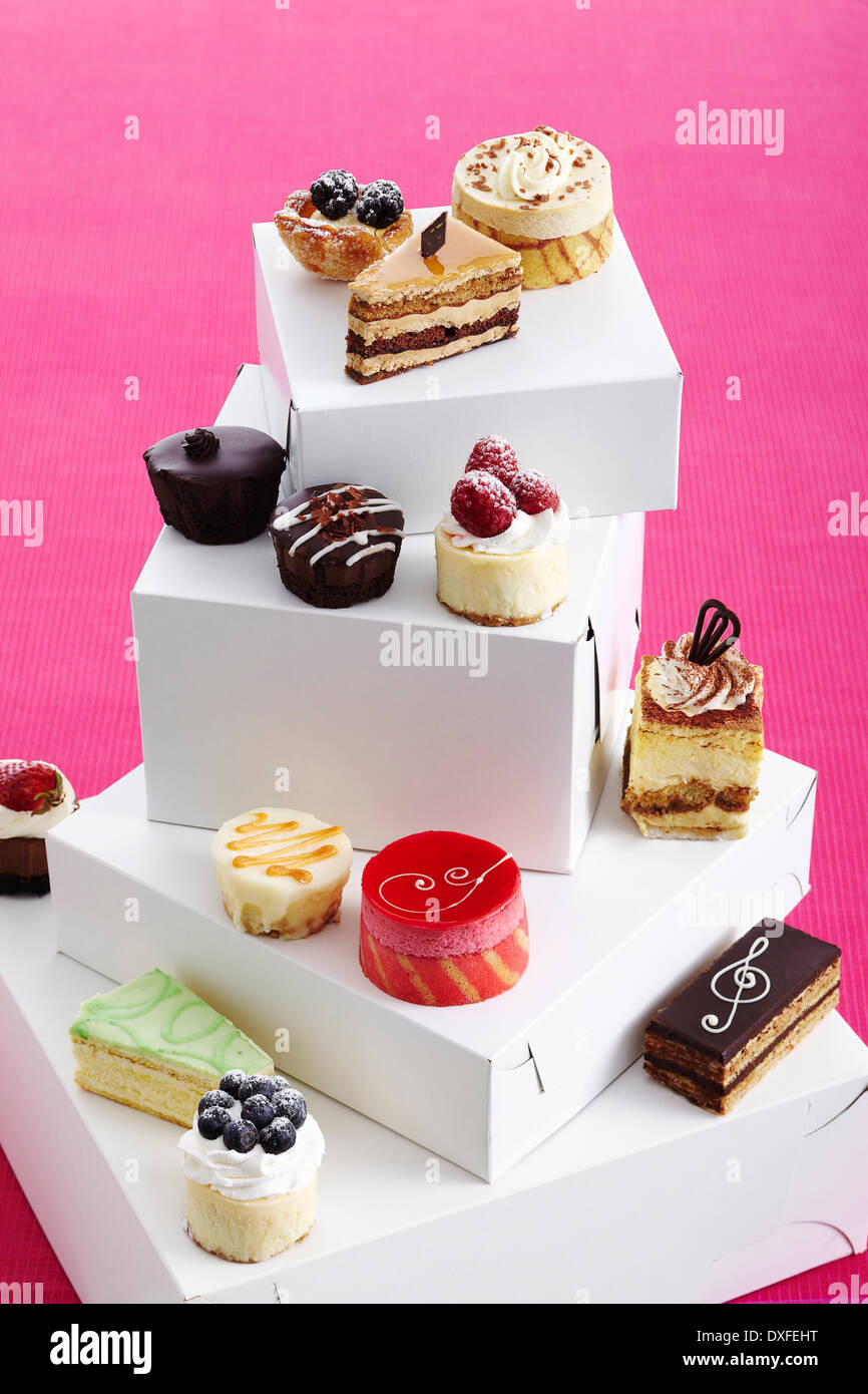 Auswahl an Gebäck und Kuchen auf Boxen, Studio gedreht Stockfoto