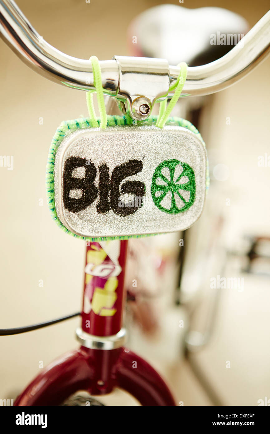Nahaufnahme der großen Fahrrad-Schild mit dem Fahrrad, Studio gedreht Stockfoto