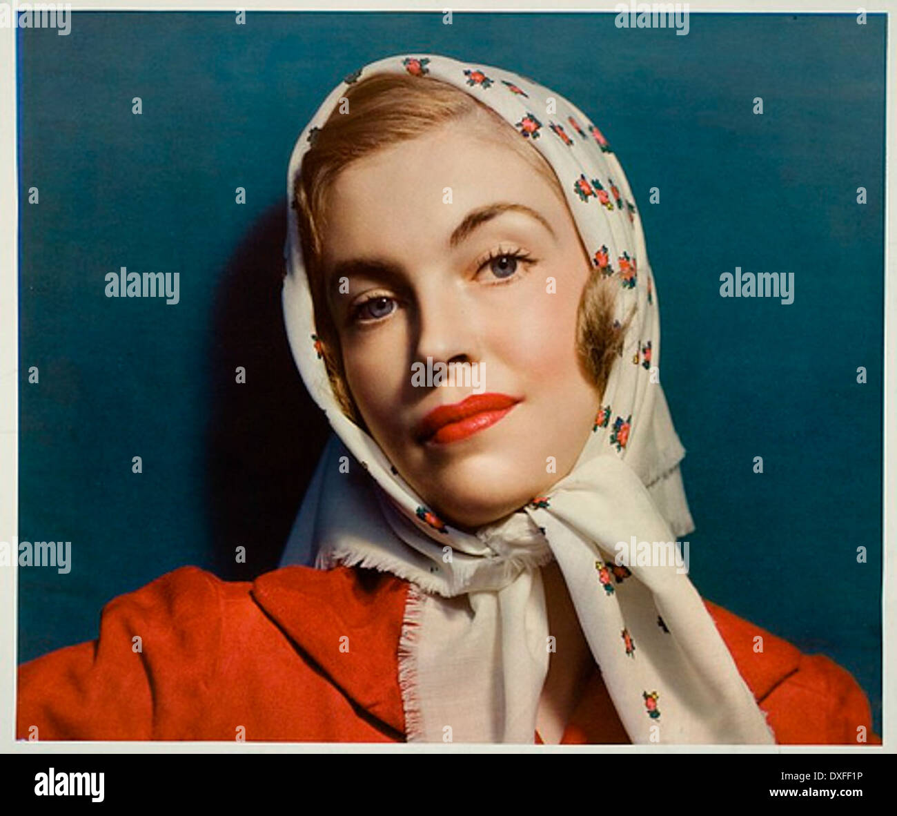 Dieses Vintage-Magazin-Cover von McCall's zeigt eine Frau, die einen Schal trägt. Das Bild fängt einen Moment der Mode aus einer vergangenen Zeit ein und spiegelt den Stil und die Trends dieser Zeit sowie den sozialen Kontext der Damenmode in dieser Zeit wider. Stockfoto