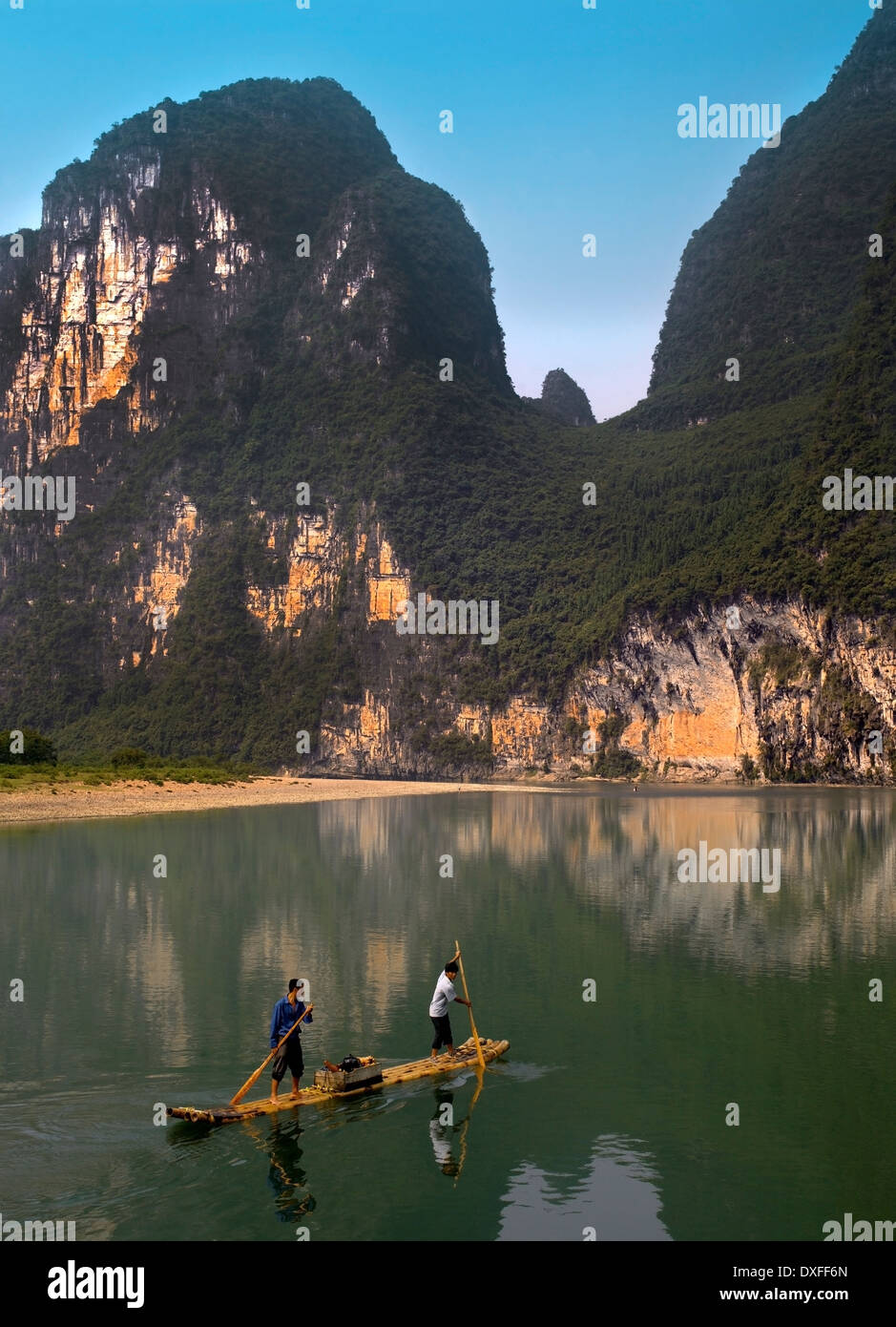 Kalkstein Karst und dem Li-Fluss bei Yangshuo in der Nähe von Guilin in der Provinz Guangxi Zhuang Südchinas. Stockfoto