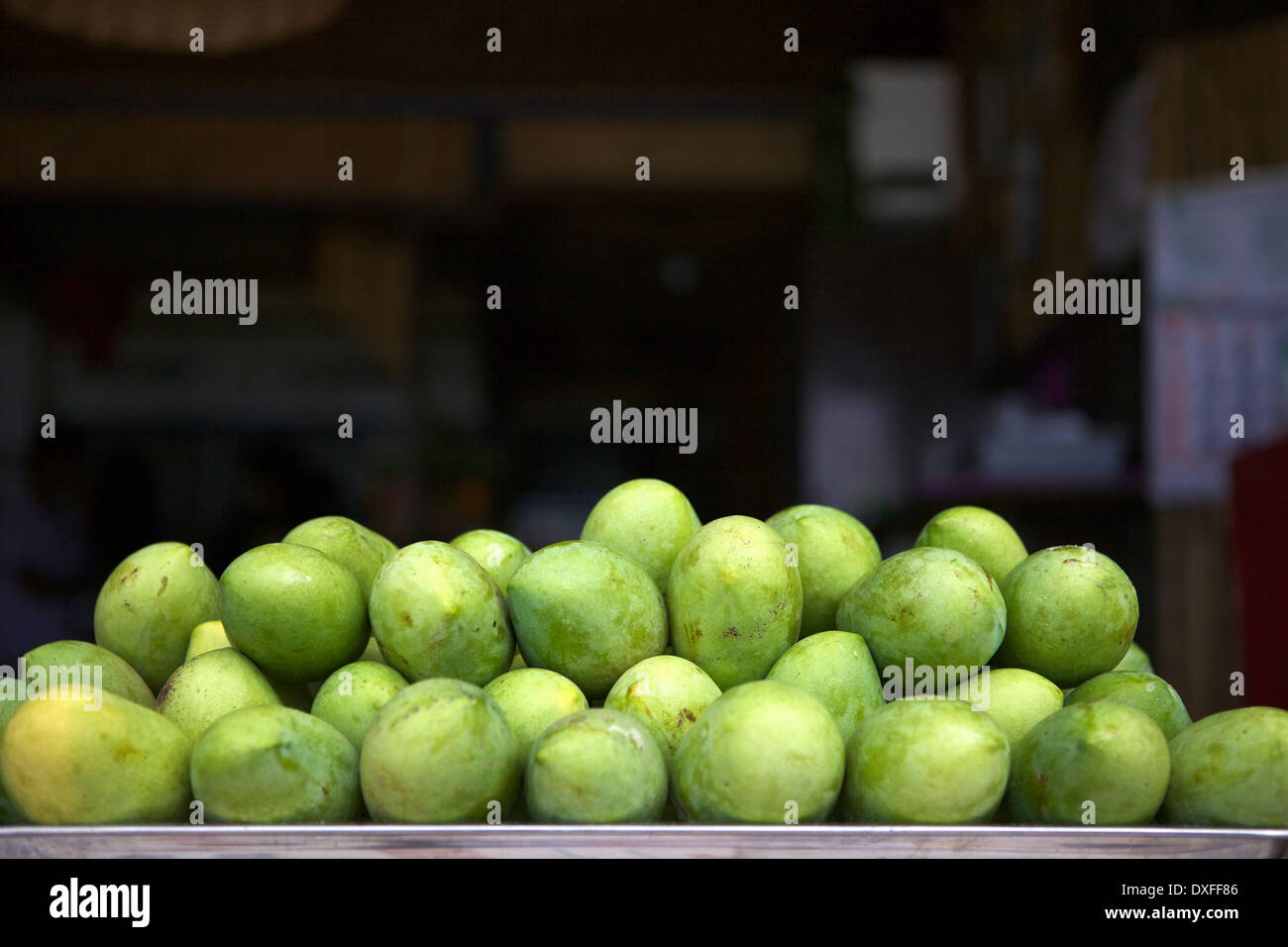 Mango auf dem display Stockfoto