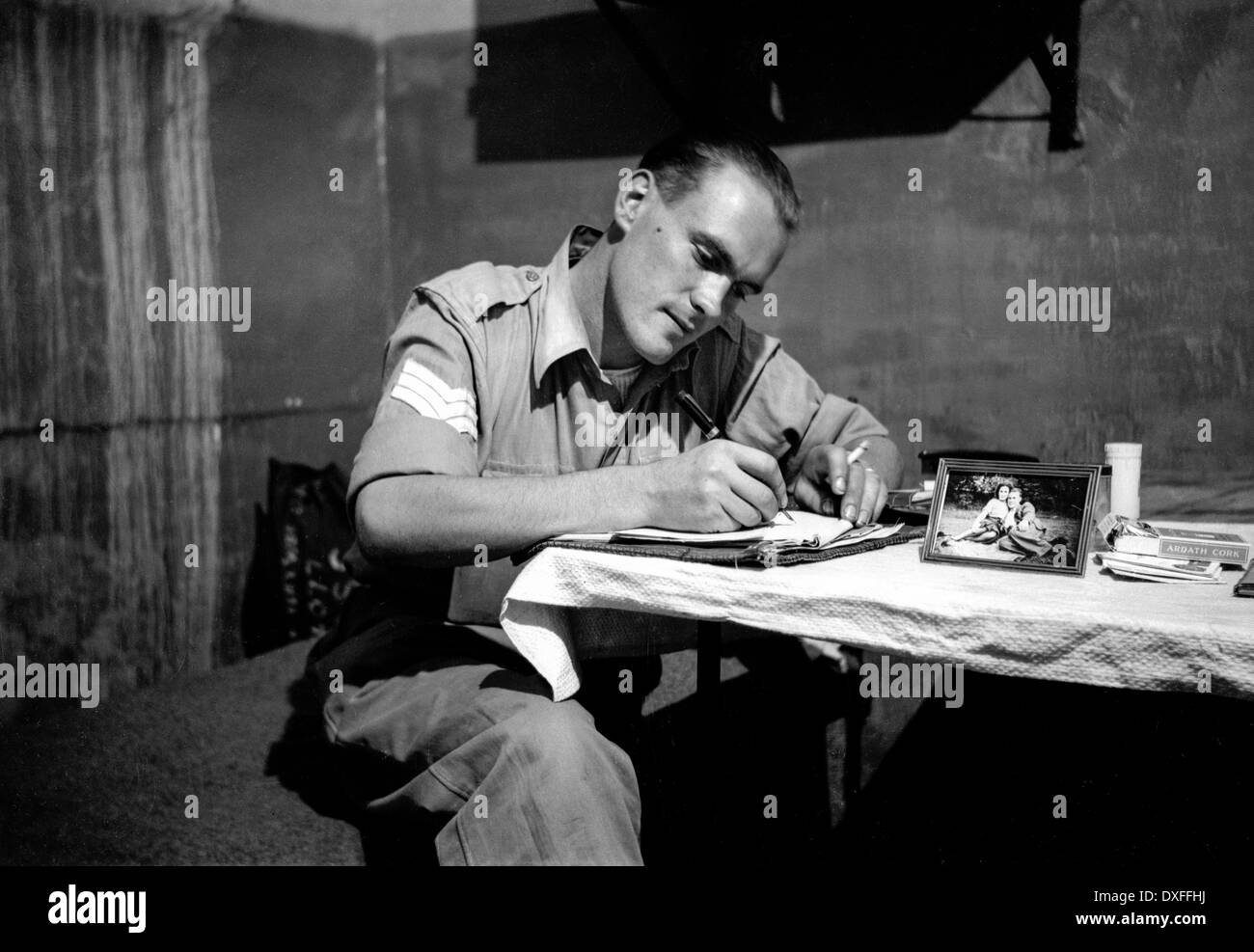 Ein Sergeant in der Royal Army Service Corps (RASC) Schrift nach Hause während des 2. Weltkrieges aus Ägypten. Stockfoto