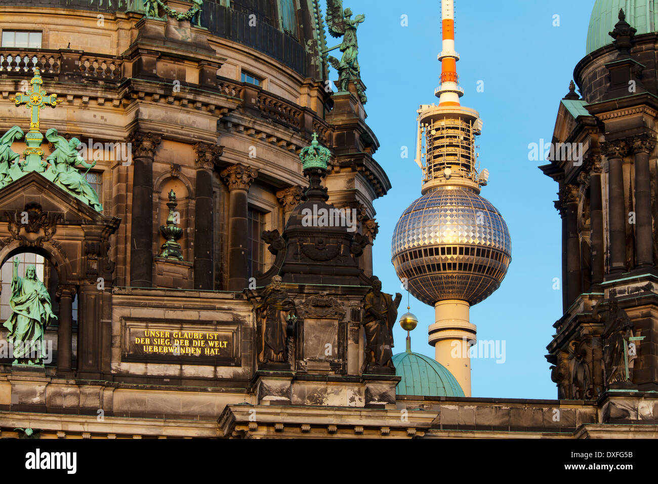 Fernsehturm Fernsehturm hinter dem Berliner Dom, Berlin, Deutschland Stockfoto