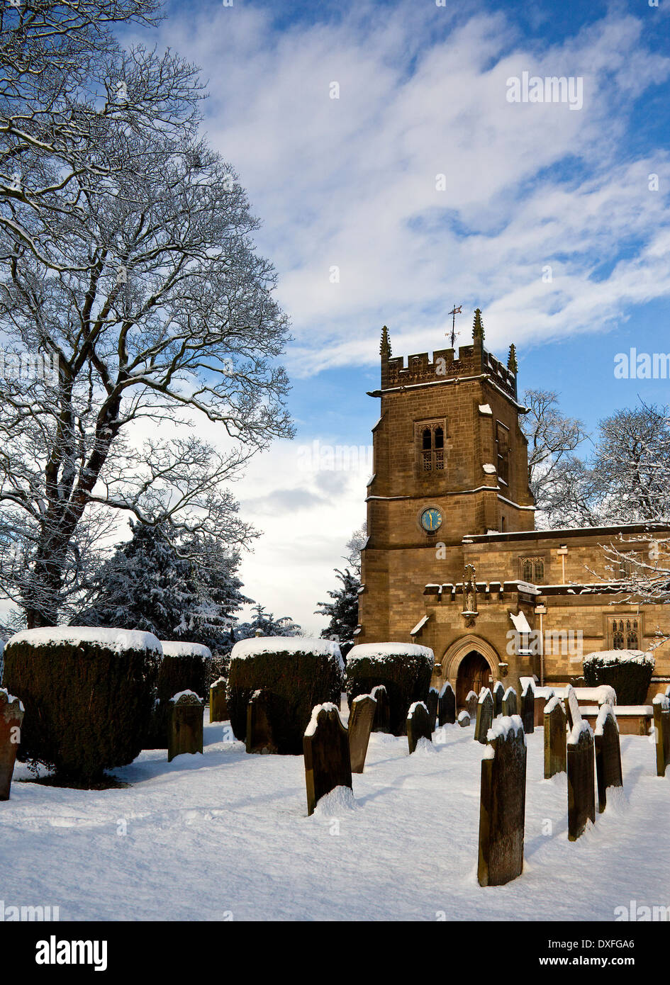 Winter Schnee auf einem kirchlichen Friedhof in North Yorkshire, England. Stockfoto