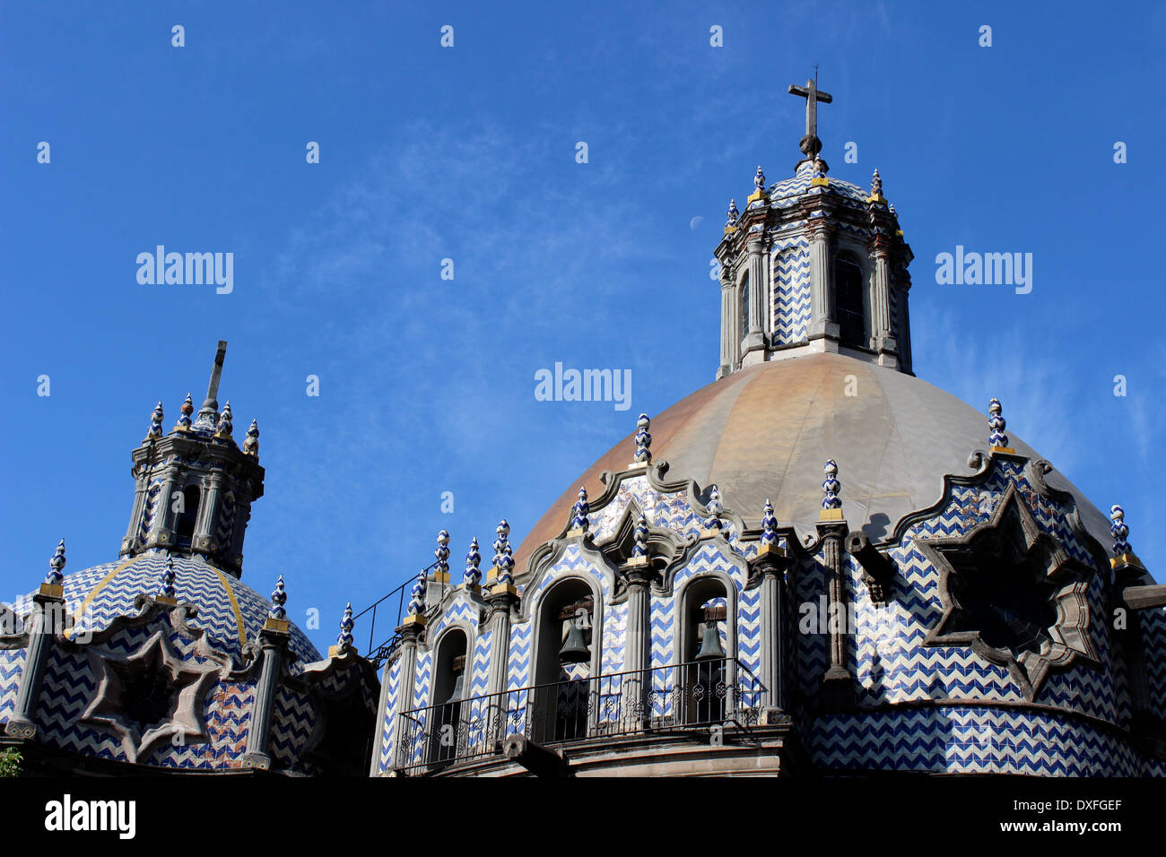 Die Kuppeln des Templo del Pocito, Basilica de Guadalupe, Mexiko-Stadt, Mexiko Stockfoto