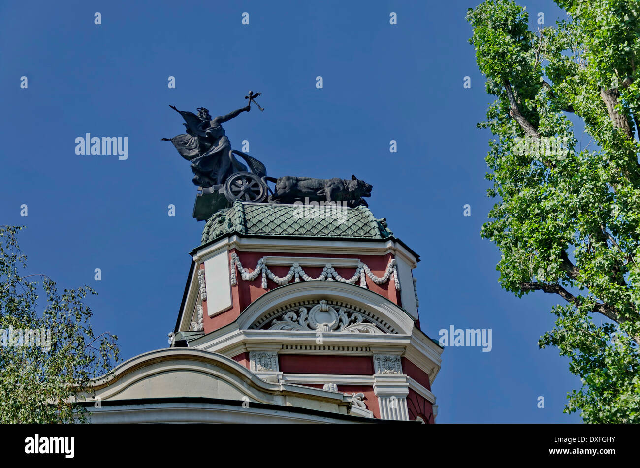 Skulptur an der Spitze des öffentlichen Theaters in Sofia, Bulgarien Stockfoto