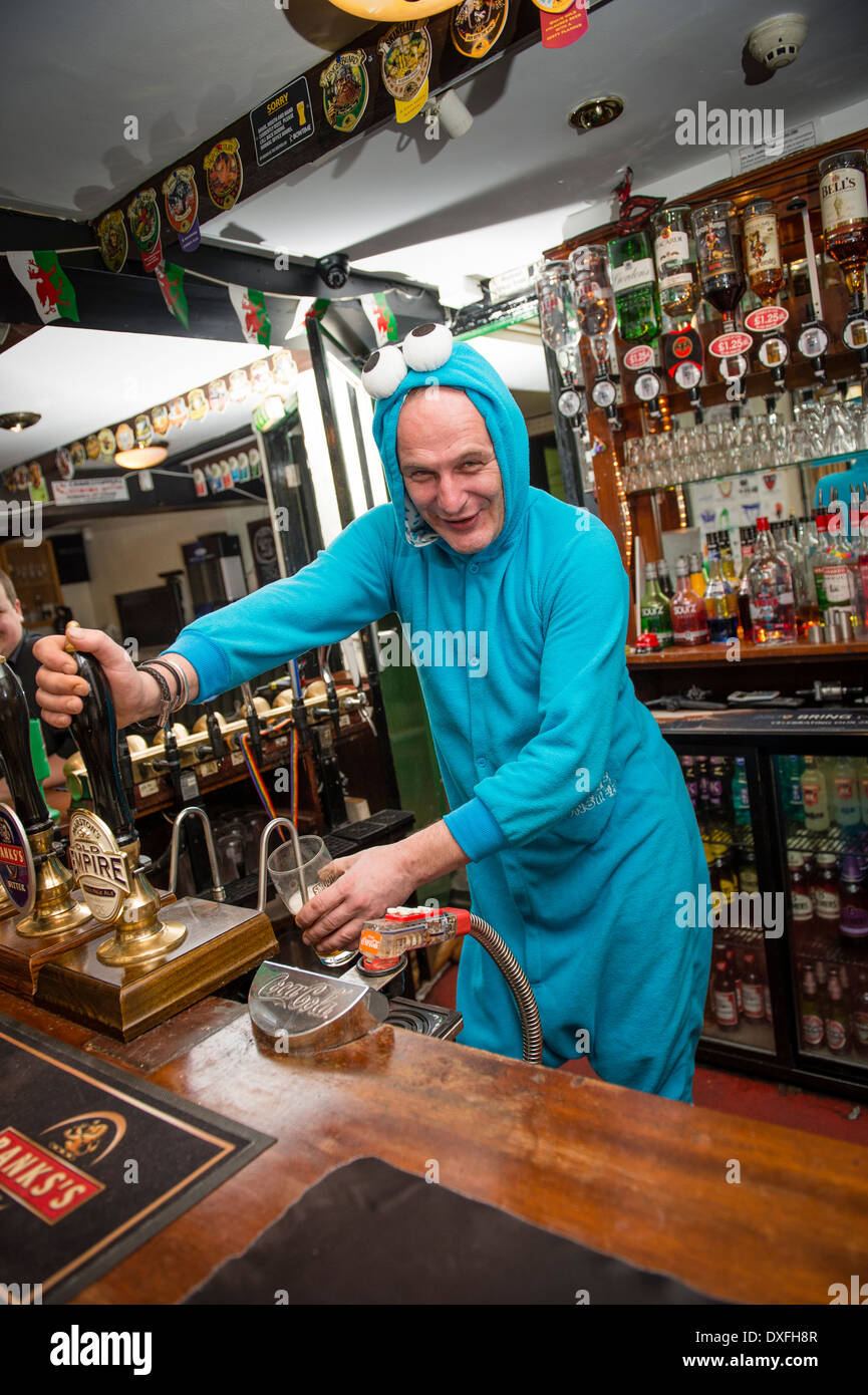 CHRIS KIFF, dem Vermieter die NAG es HEAD Pub in Aberystwyth, Wales UK wird nur Onesies jeden Tag des Jahres 2014 tragen Stockfoto