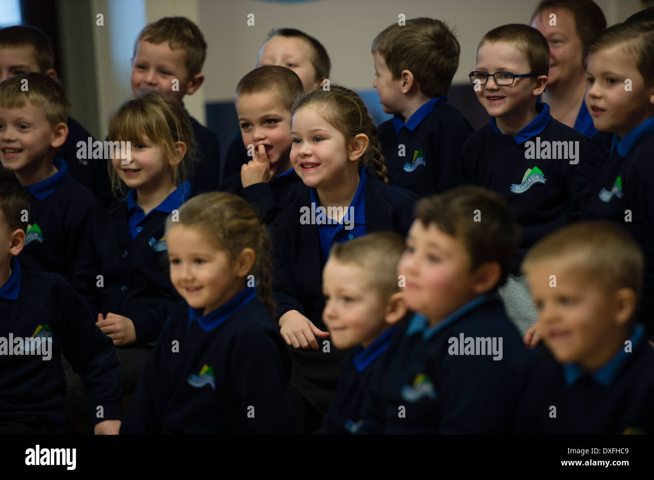 Primäre KS1 Kinder beobachten ein Theater in Bildung Leistung in ihrer Schule, Wales UK Stockfoto