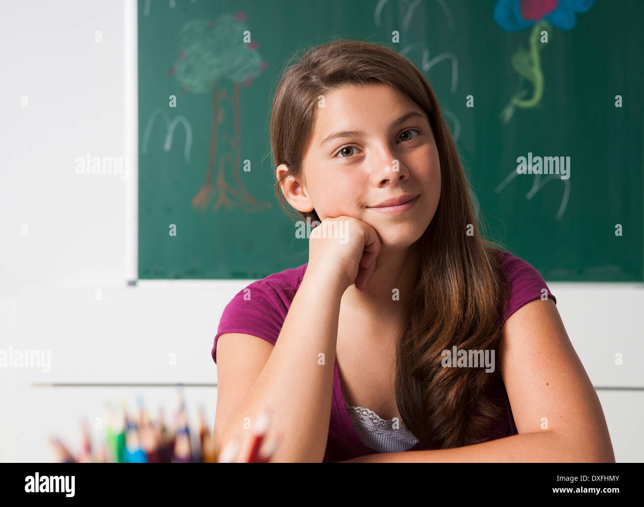 Porträt eines Mädchens im Klassenzimmer, Mannheim, Baden-Württemberg, Deutschland Stockfoto