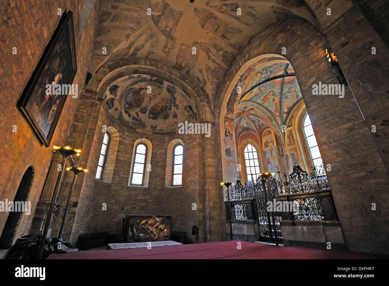 Heiligtum, St.-Georgs-Basilika, Prager Burg, Burgviertel, Hradcany, Prag, Böhmen, Tschechien / Altar Stockfoto