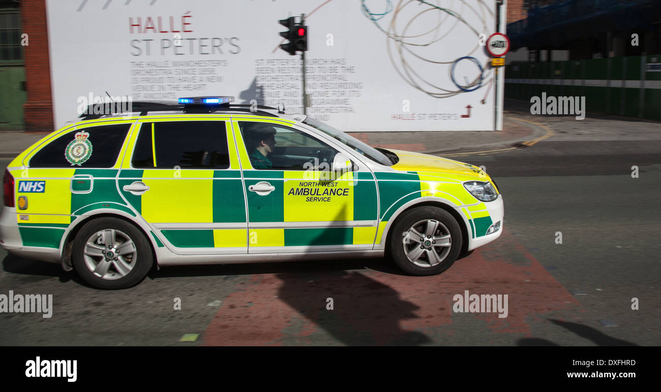 999 Emergency Responder auto NHS North West ambulance Beschleunigung durch Ancoats in Manchester, Großbritannien Stockfoto