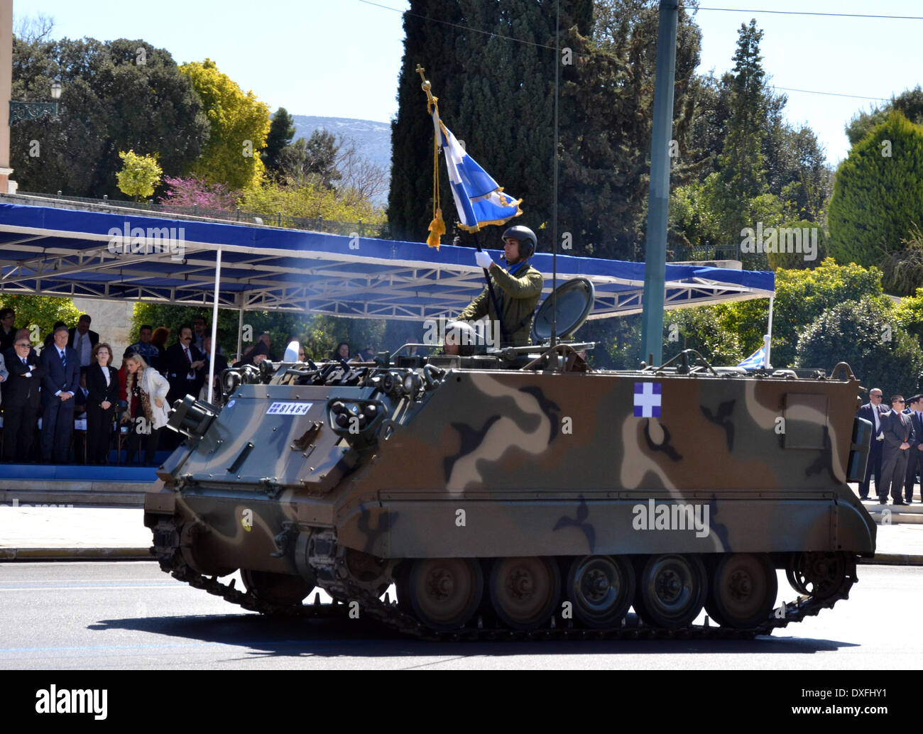 Athen, Griechenland 25. März - A M113 APC (Armorred Personnel Carrier) der griechischen Armee beteiligt sich an der Militärparade für griechischen Unabhängigkeitstag (Foto von George Panagakis/Pacific Press/Alamy Live News) Stockfoto