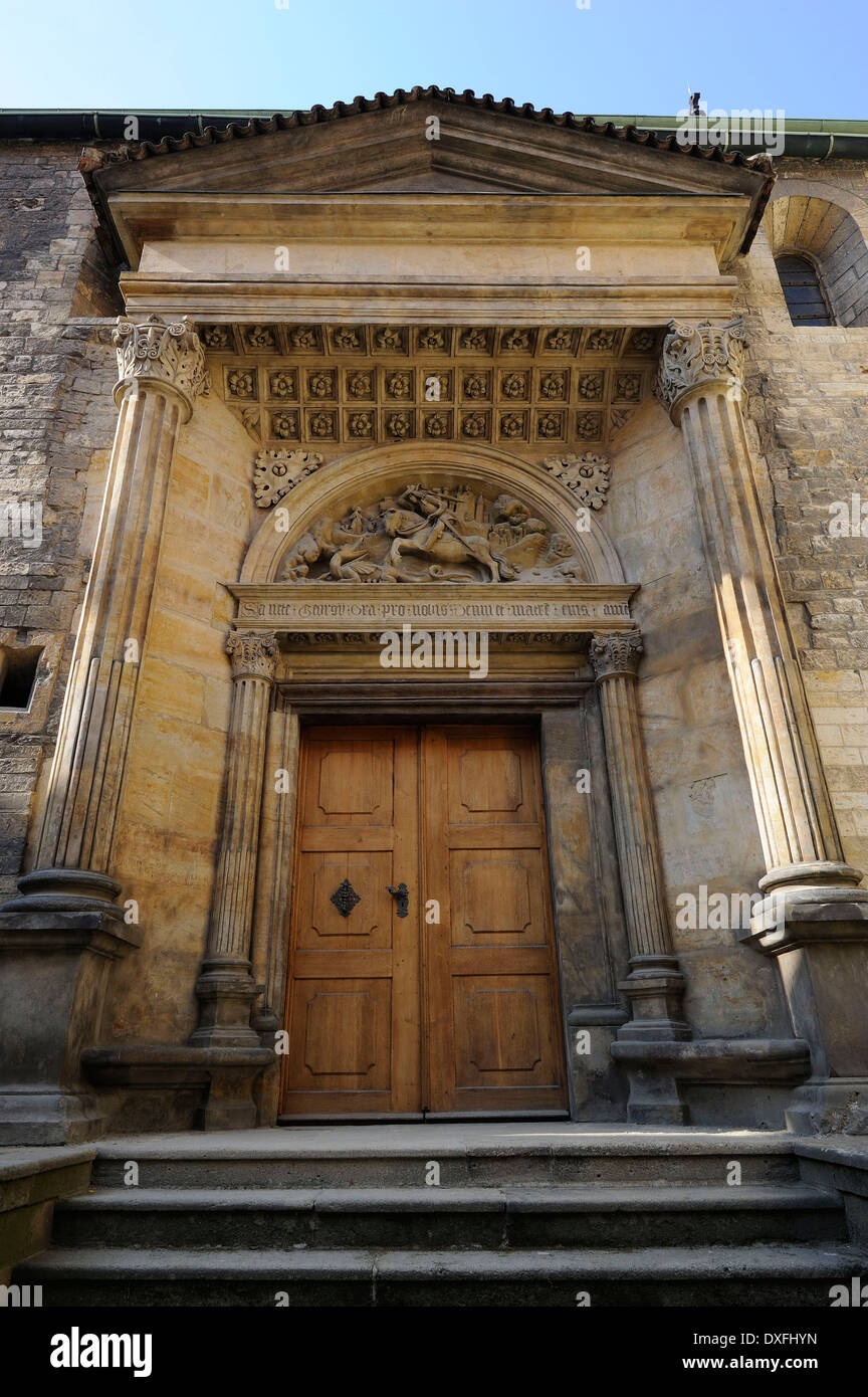 Seitentür, St.-Georgs-Basilika, Prager Burg, Burgviertel, Hradcany, Prag, Böhmen, Tschechische Republik Stockfoto