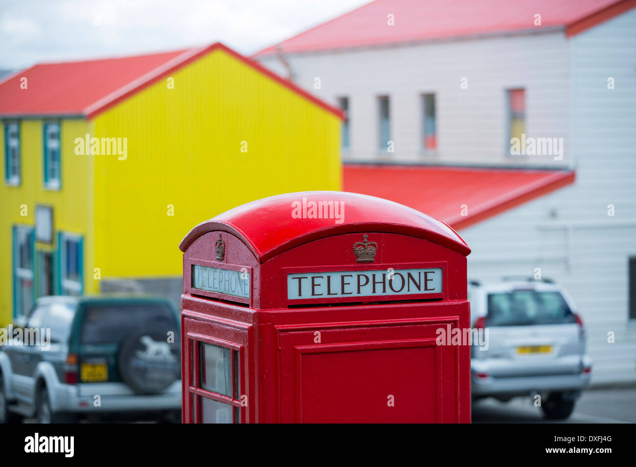Ein Geschenk-Shop in Port Stanley auf den Falklandinseln mit eine britische Telefonzelle. Stockfoto