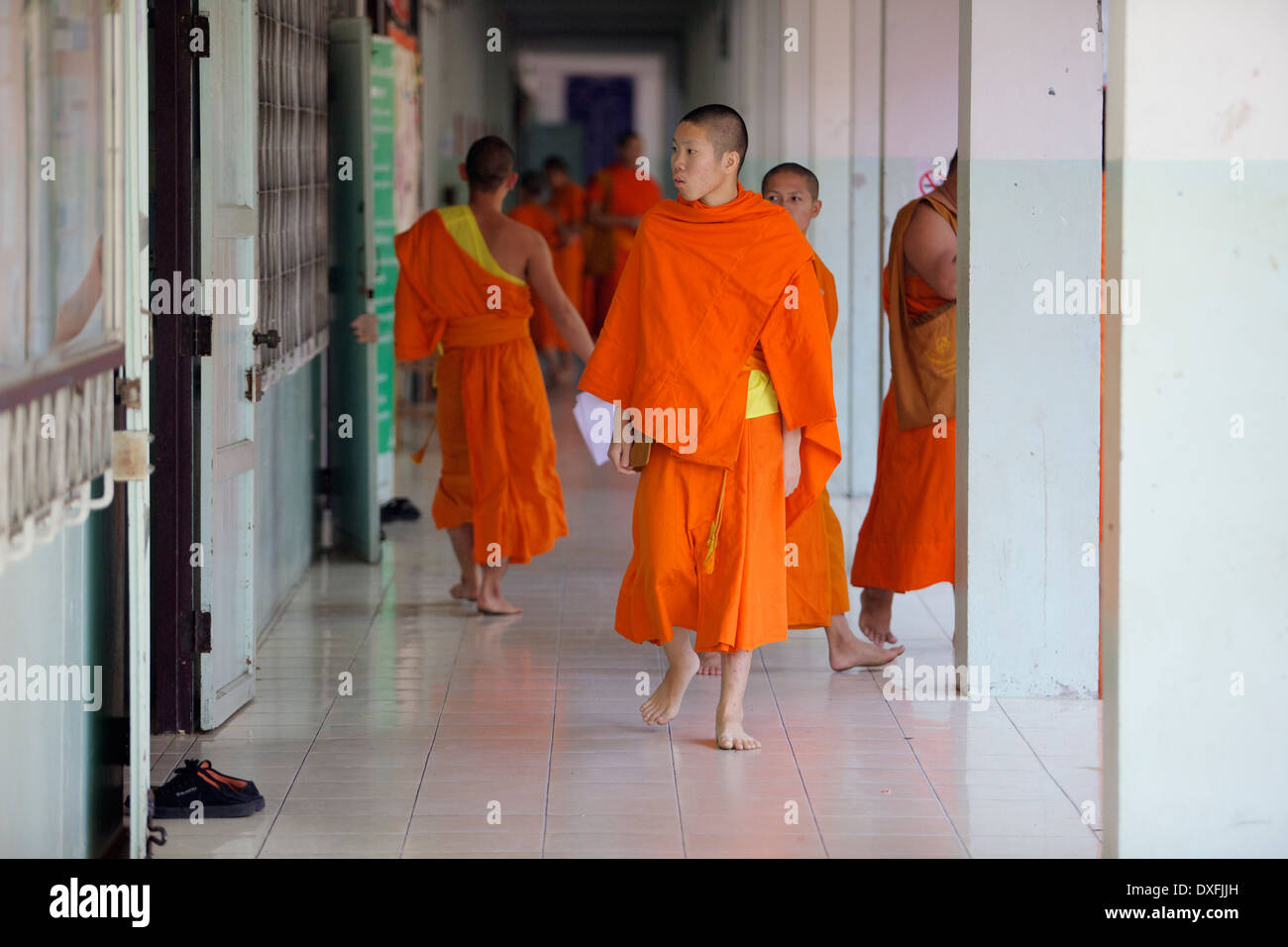 Junge Mönche zu Fuß in ein halb Stockfoto