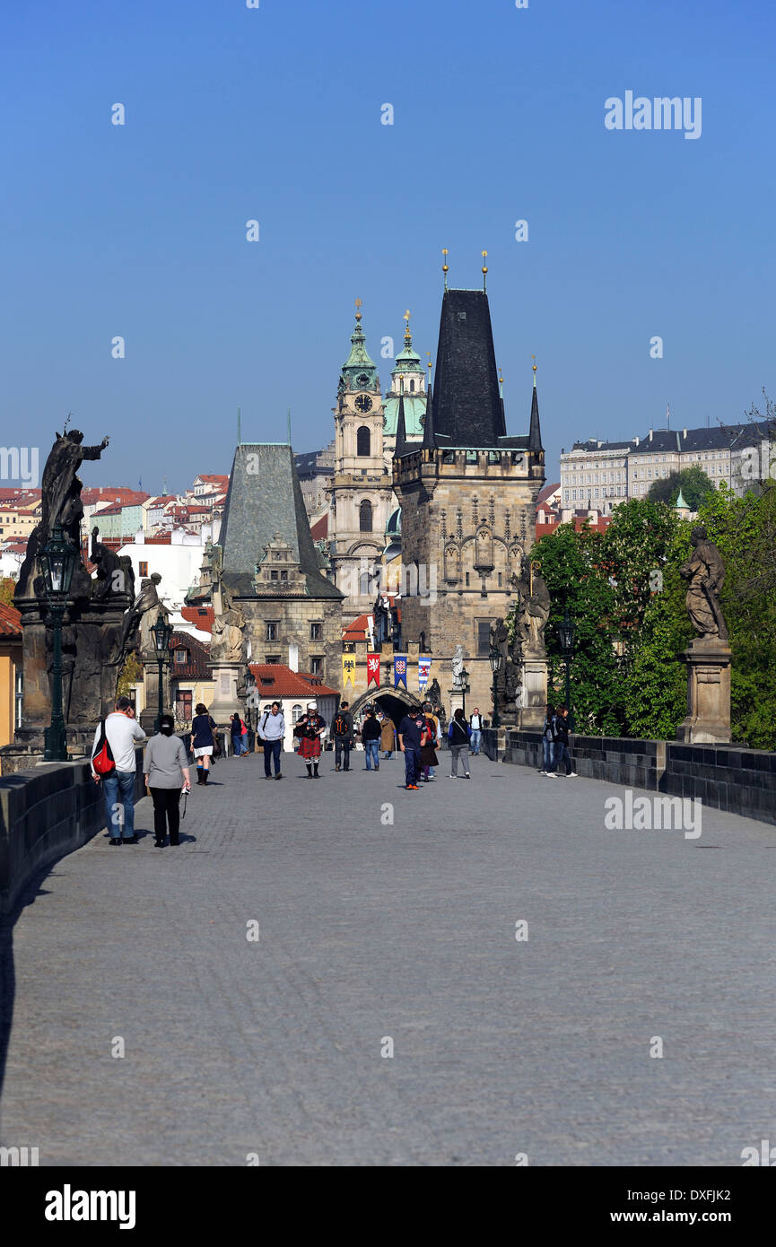 Touristen auf der Karlsbrücke, Blick zum Turm auf der Mala Strana, Prag, Böhmen, Tschechien zu überbrücken Stockfoto