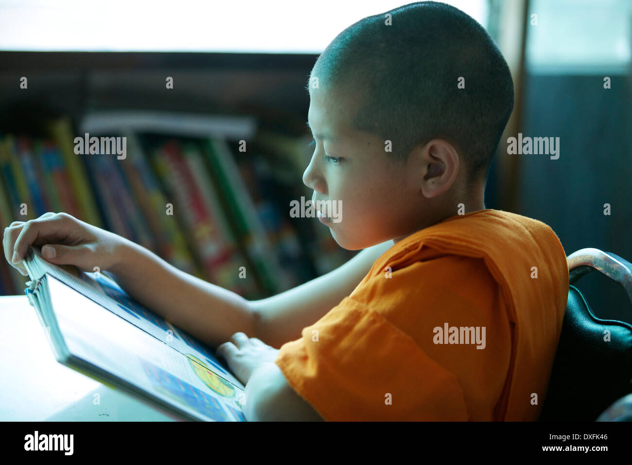Junger Mönch Lesung im Klassenzimmer Stockfoto